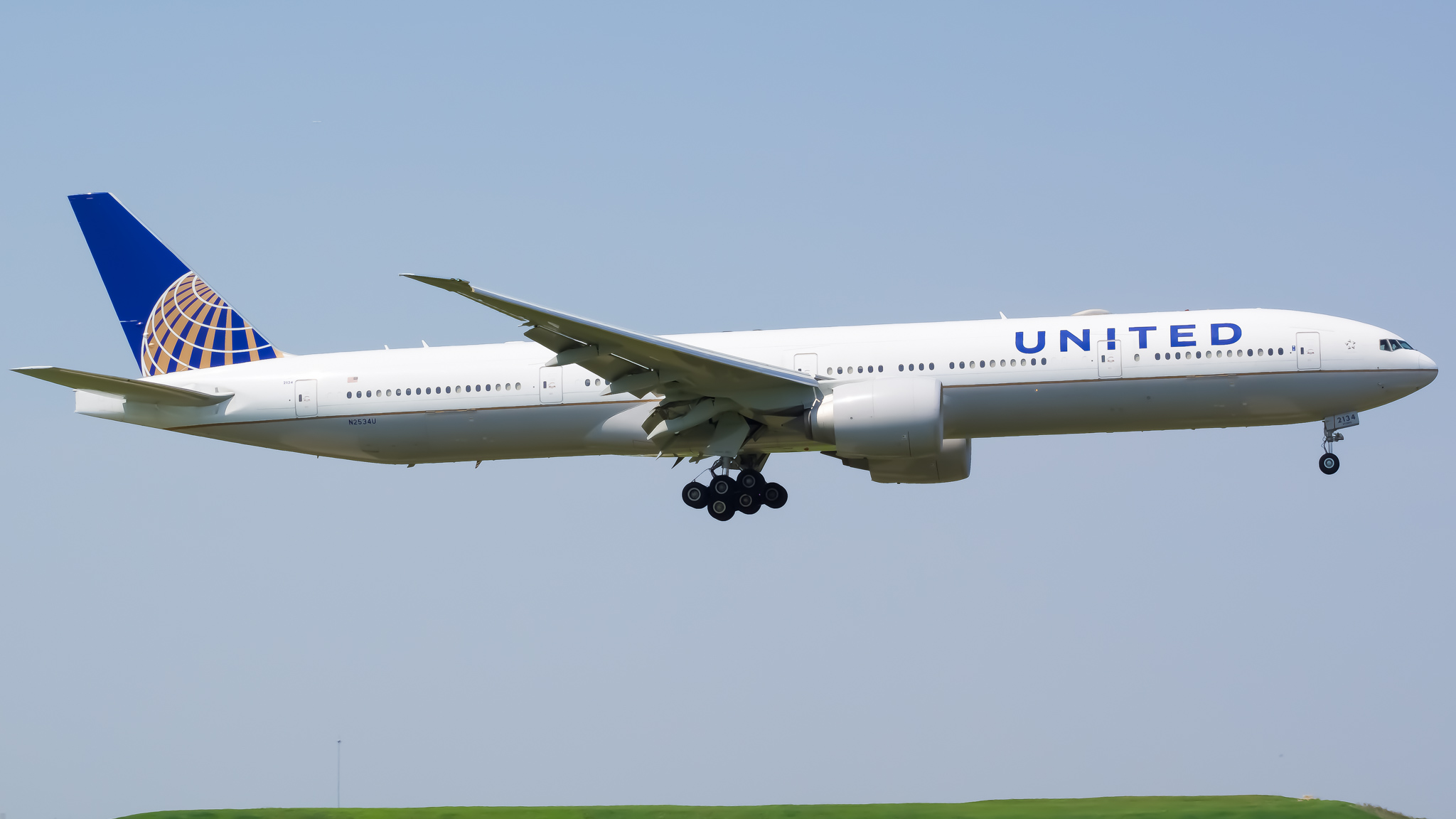 Full size: United Airlines Boeing 777-300ER N2534U at Chicago O'Hare International Airport