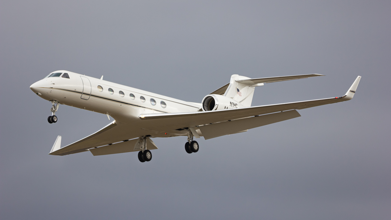 Full size: PRIVATE Gulfstream G550 N1HC at Miami International Airport