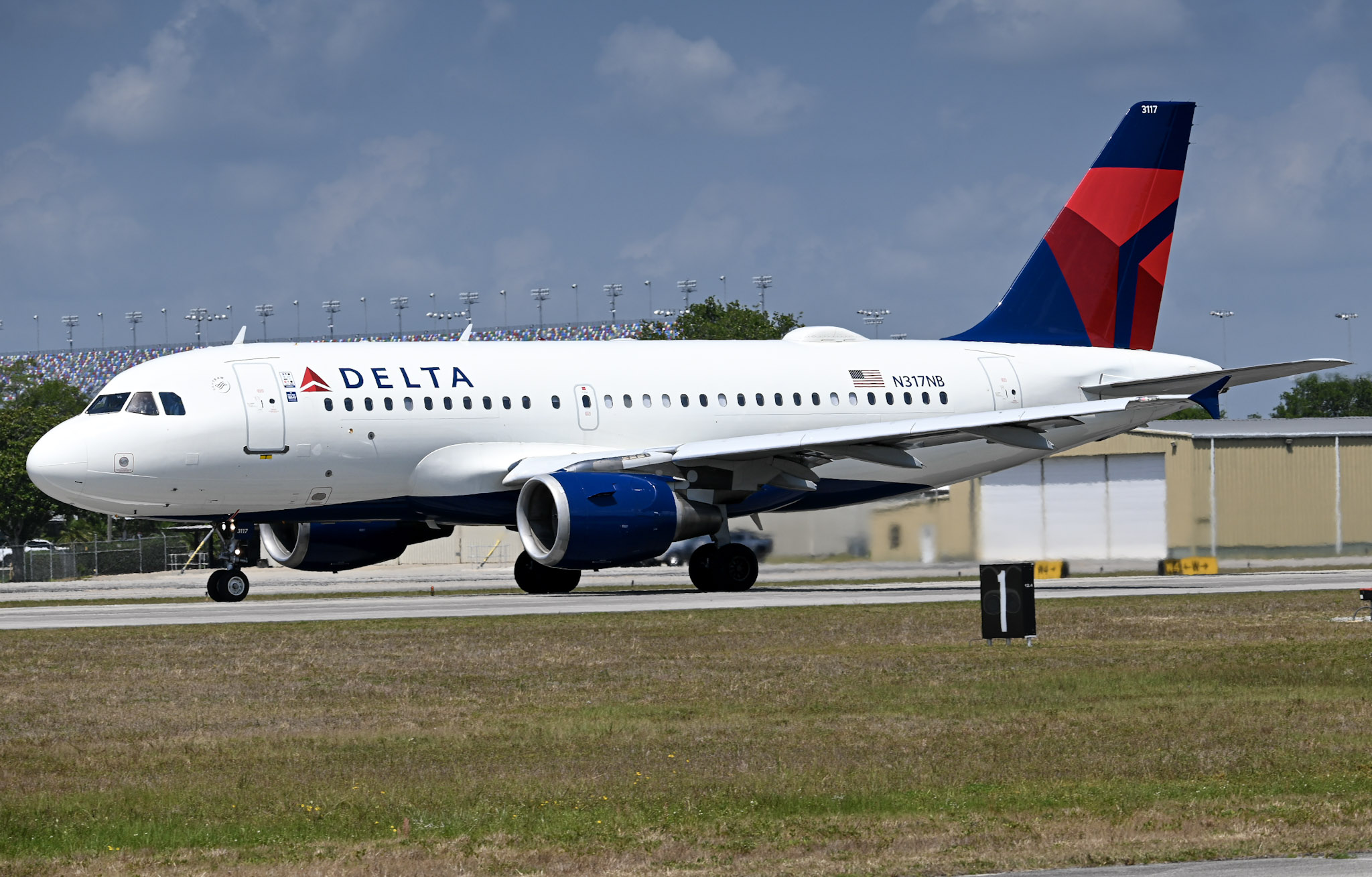Full size: Delta Airlines Airbus A319 N317NB at Daytona Beach International Airport