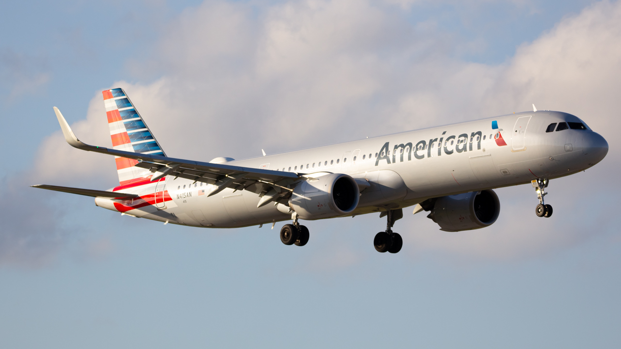Full size: American Airlines Airbus A321NEO N415AN at Miami International Airport