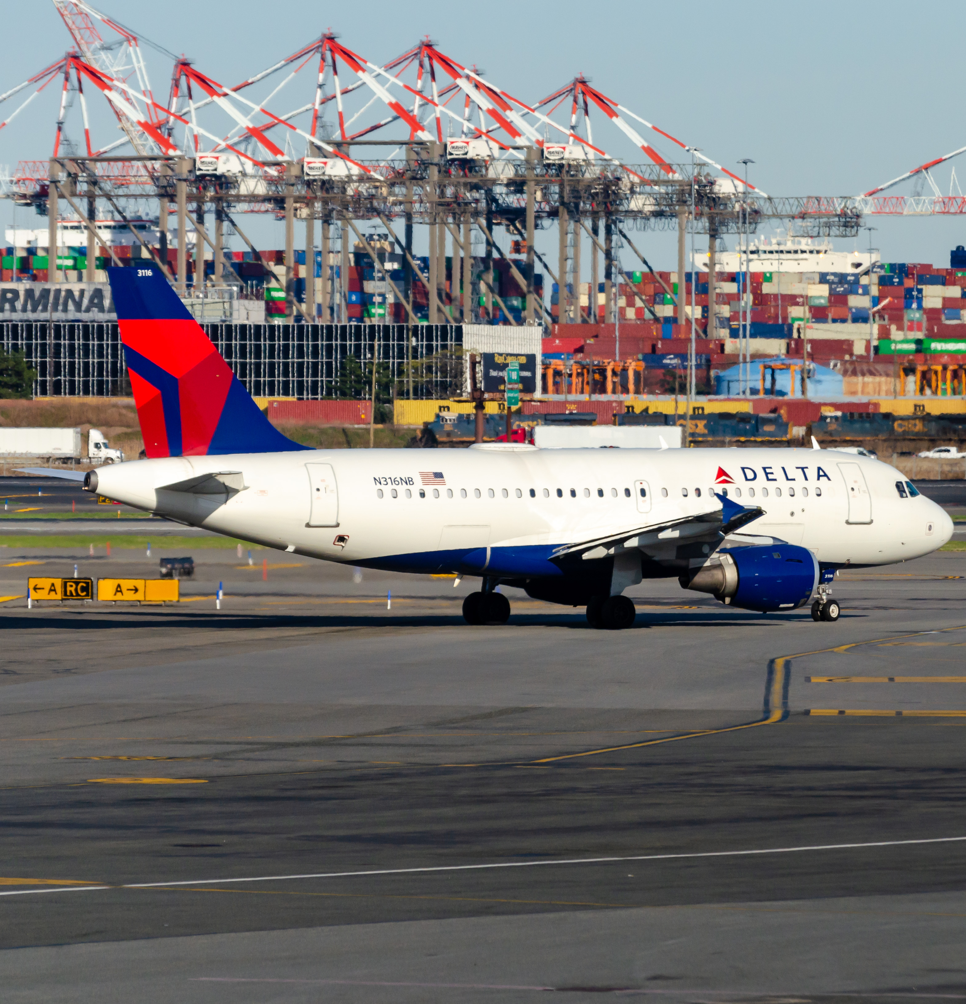 Full size: Delta Airlines Airbus A319 N316NB at Newark Liberty International Airport