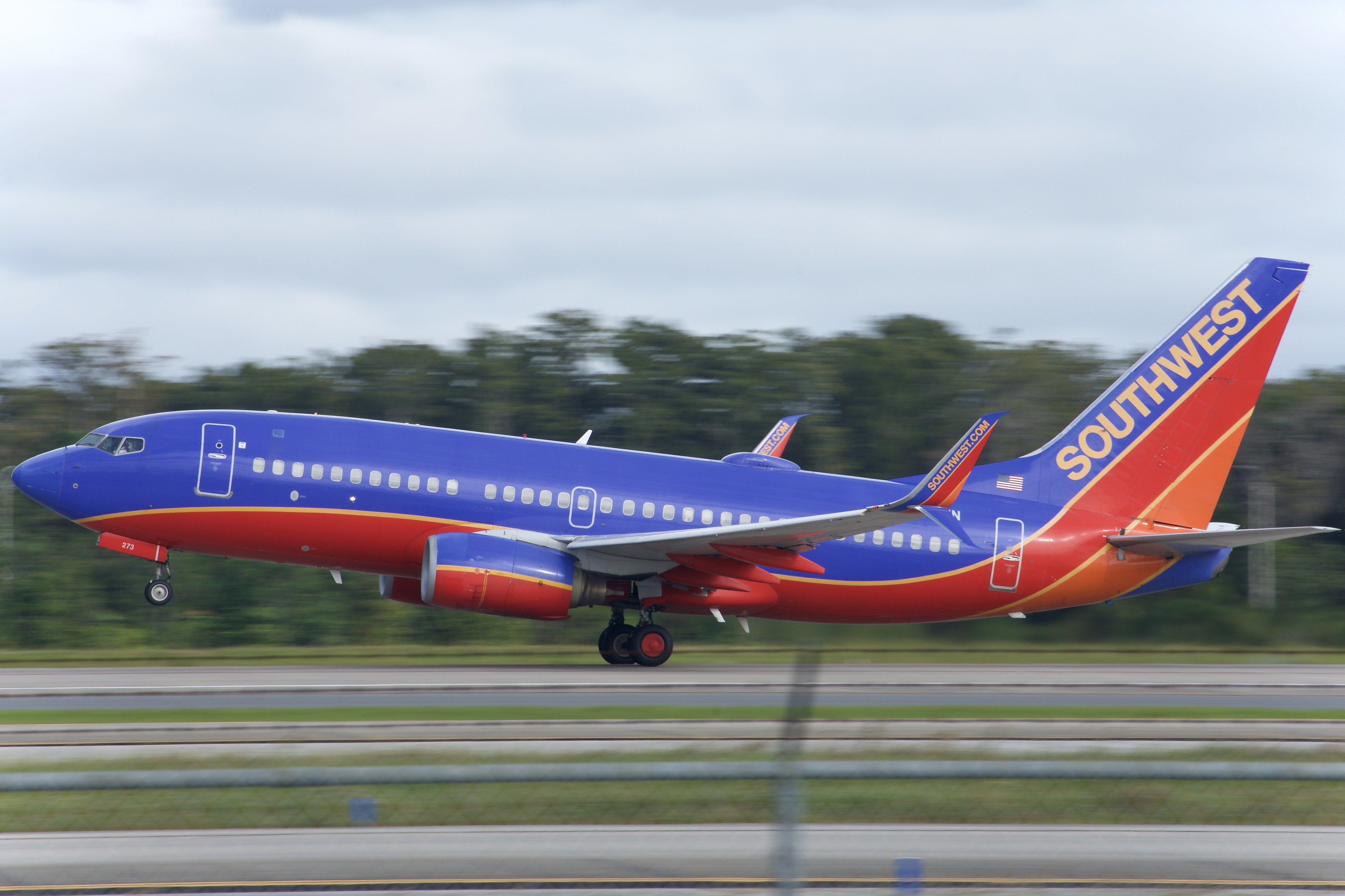 Full size: Southwest Airlines Boeing 737-700 N273WN at Orlando International Airport