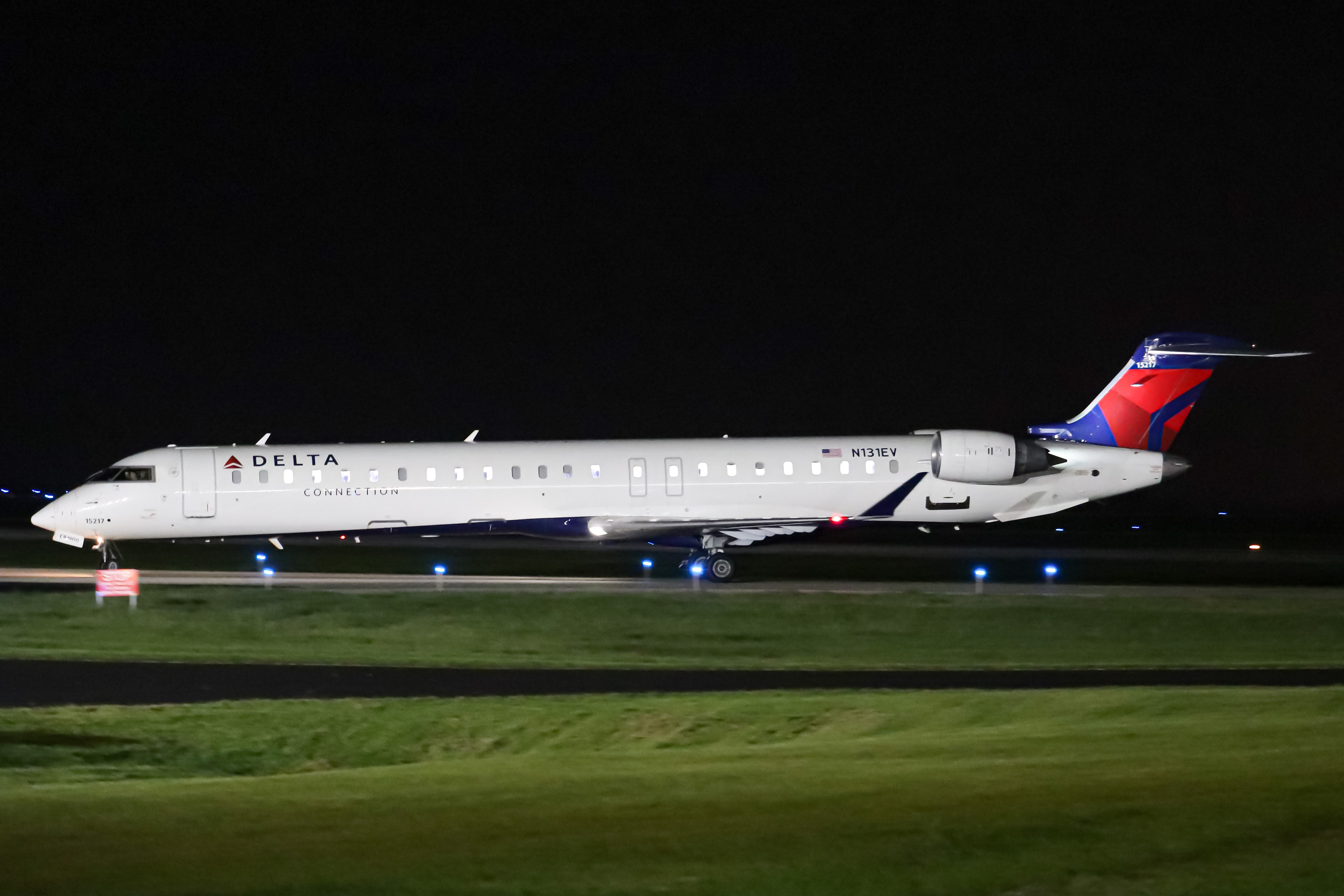 Full size: Delta Connection Mitsubishi CRJ-900 N131EV at Cincinnati/Northern Kentucky International Airport