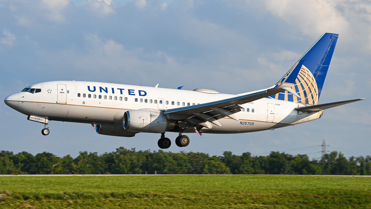 Full size: United Airlines Boeing 737-700 N25705 at Cleveland-Hopkins International Airport