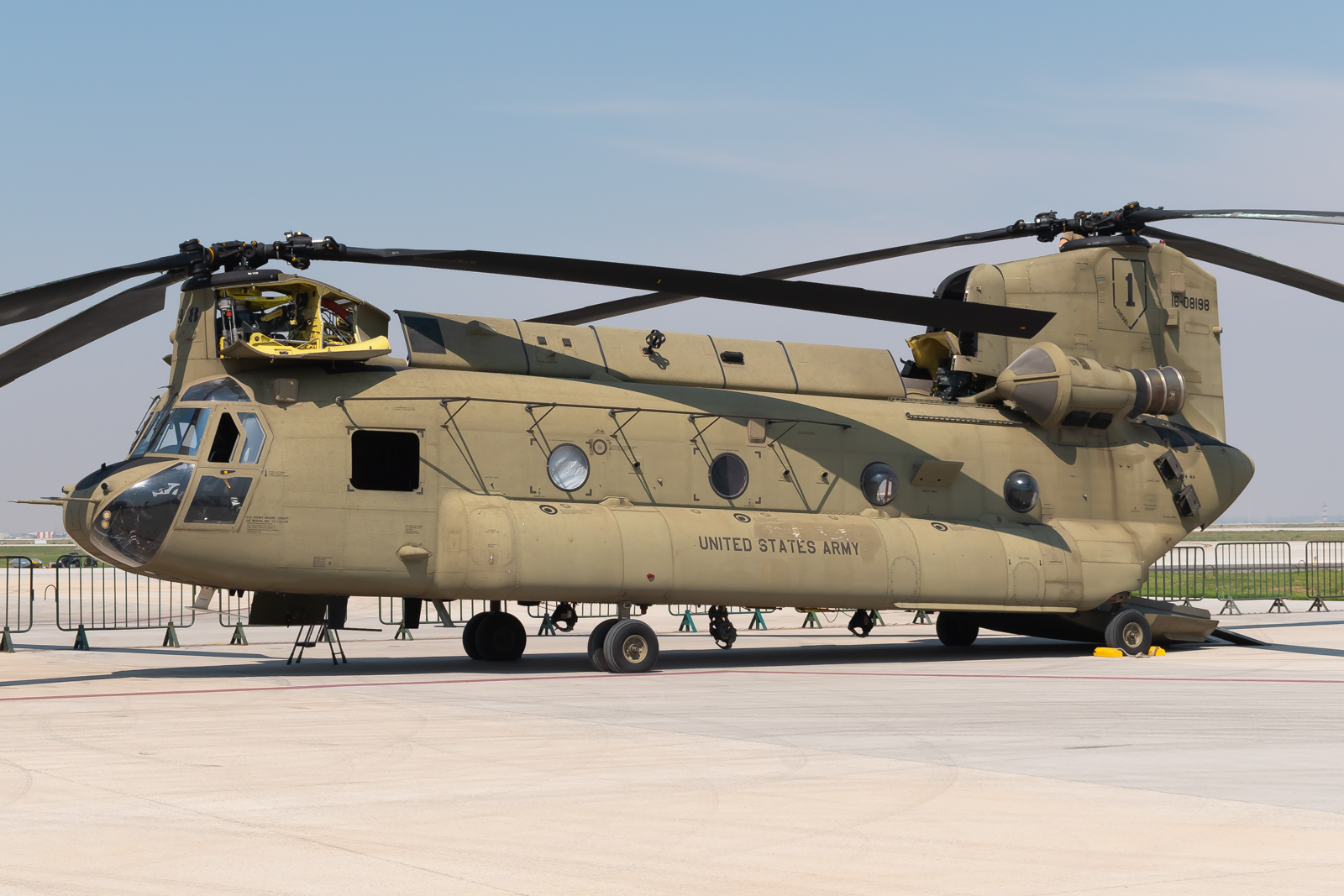 Full size: United States - US Army Boeing CH-47 Chinook 16-08198 at Mexico City Felipe Angeles International Airport