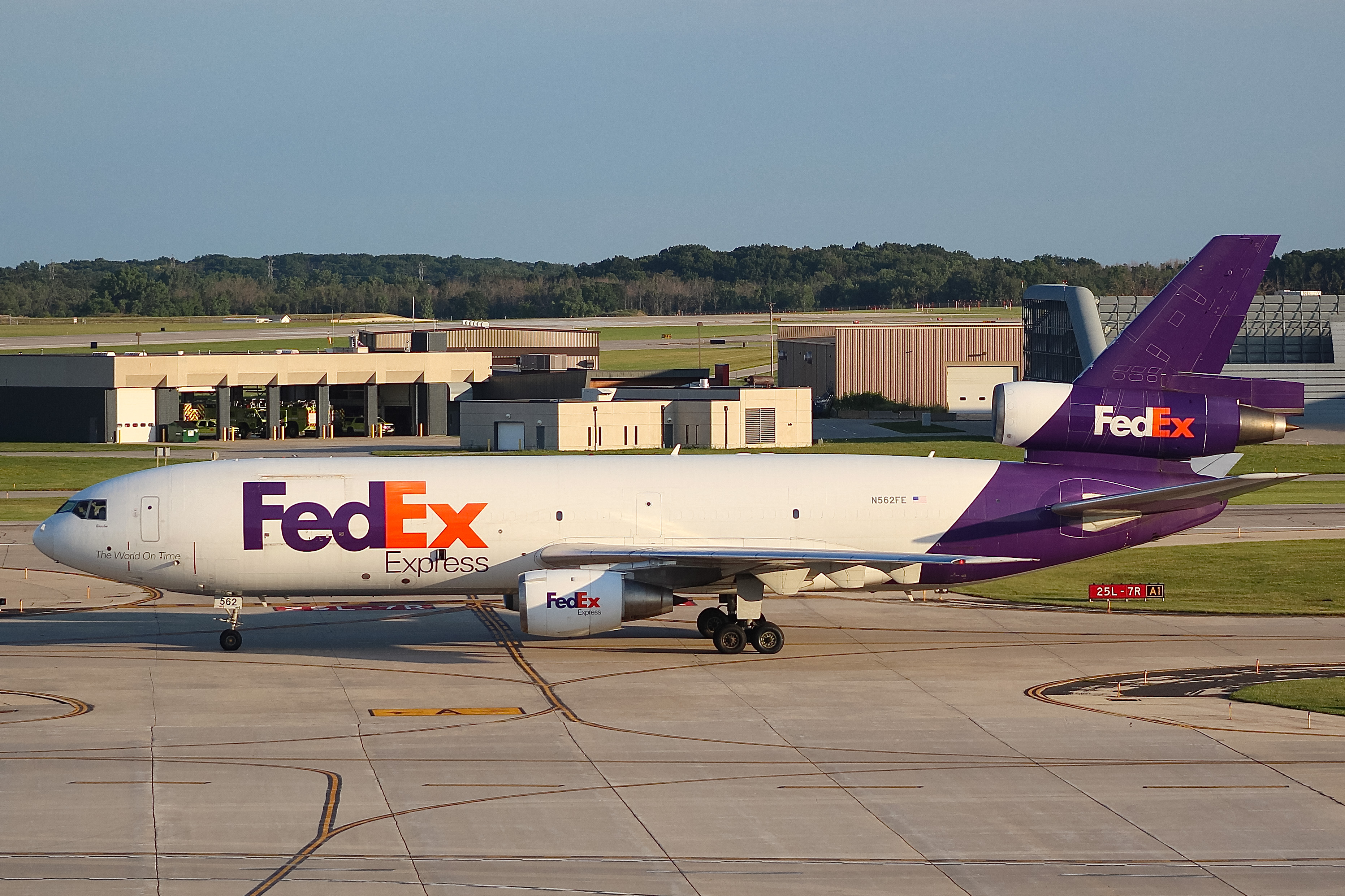Full size: FedEx McDonnell Douglas MD-10F N562FE at General Mitchell International Airport