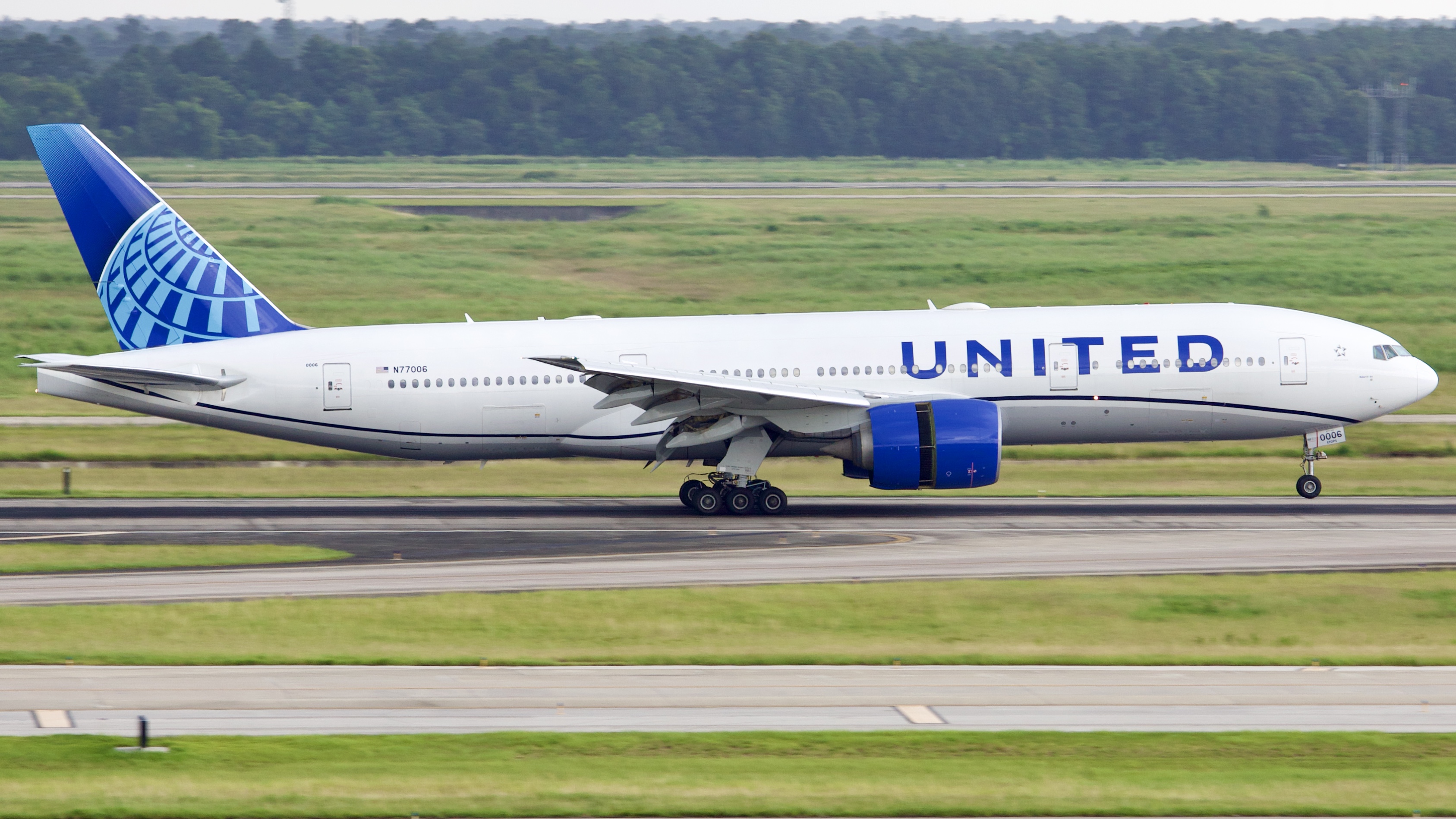 Full size: United Airlines Boeing 777-200ER N77006 at Houston-George Bush Intercontinental Airport