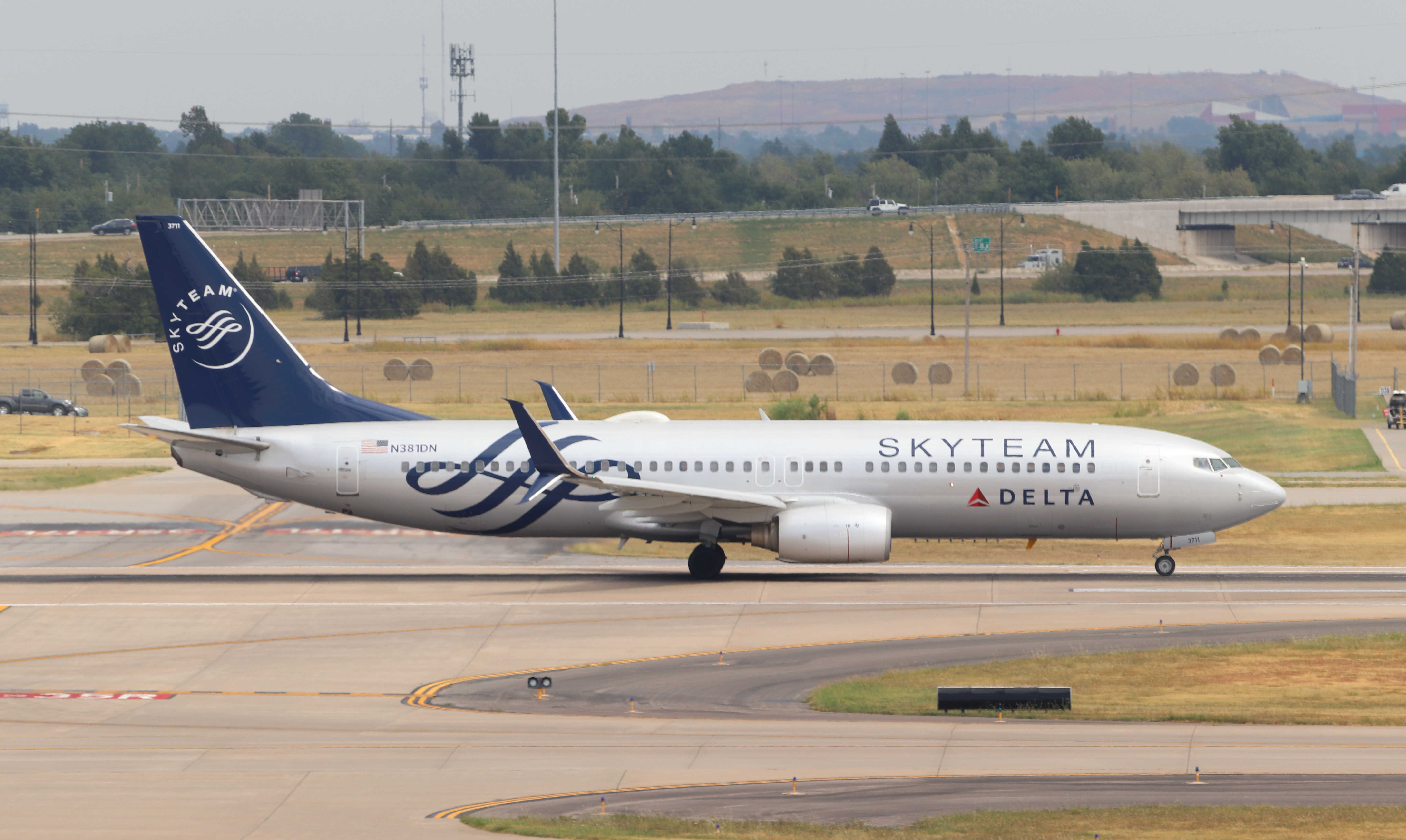 Full size: Delta Airlines Boeing 737-800 N381DN at Will Rogers World Airport