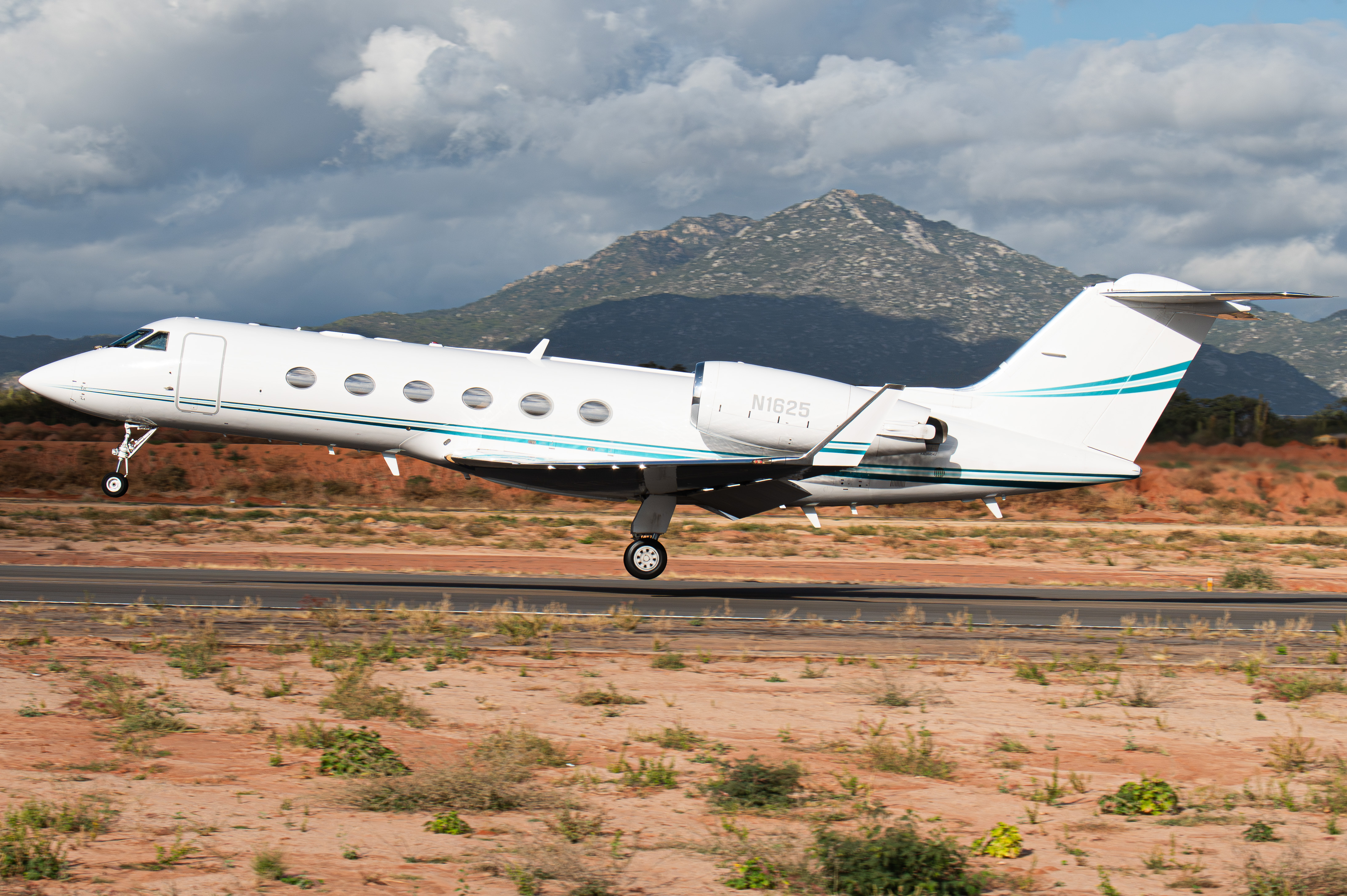 Full size: PRIVATE Gulfstream IV N1625 at Aeropuerto de Cabo San Lucas Internacional