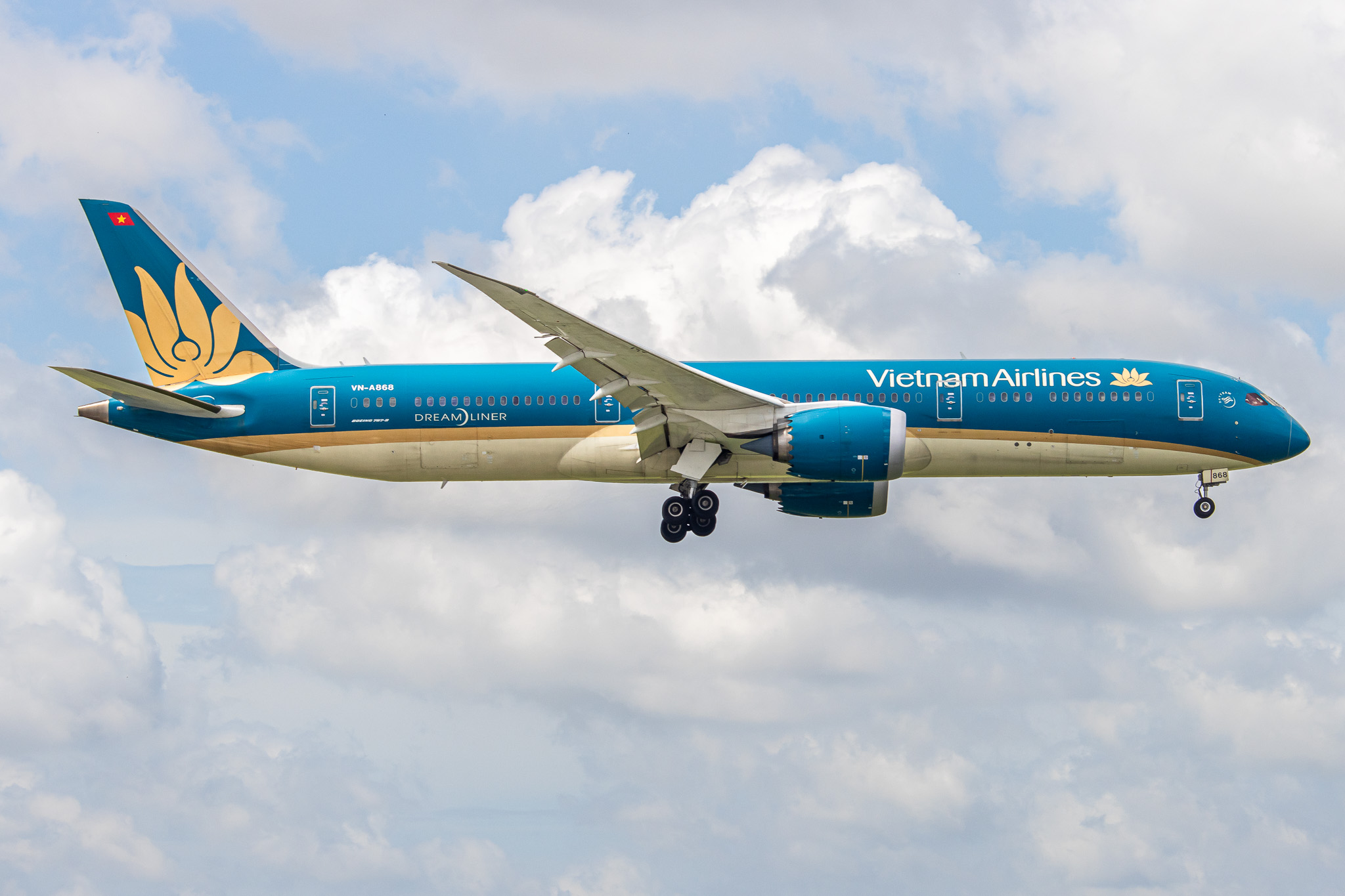 Full size: Vietnam Airlines Boeing 787-9 VN-A868 at Tan Son Nhat International Airport