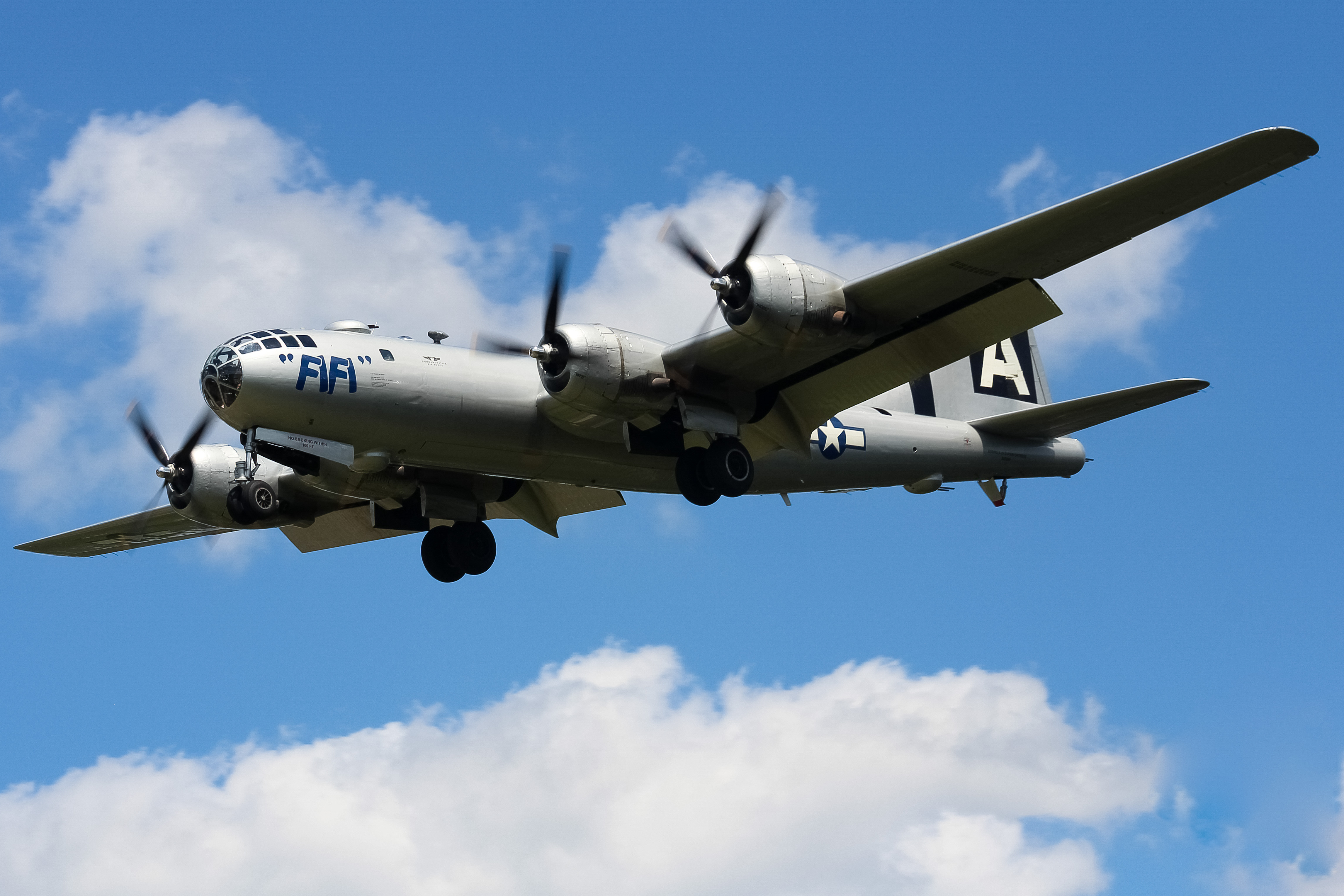 Full size: Commemorative Air Force Boeing B-29 SuperFortress NX529B at Cincinnati Municipal Airport/Lunken Field