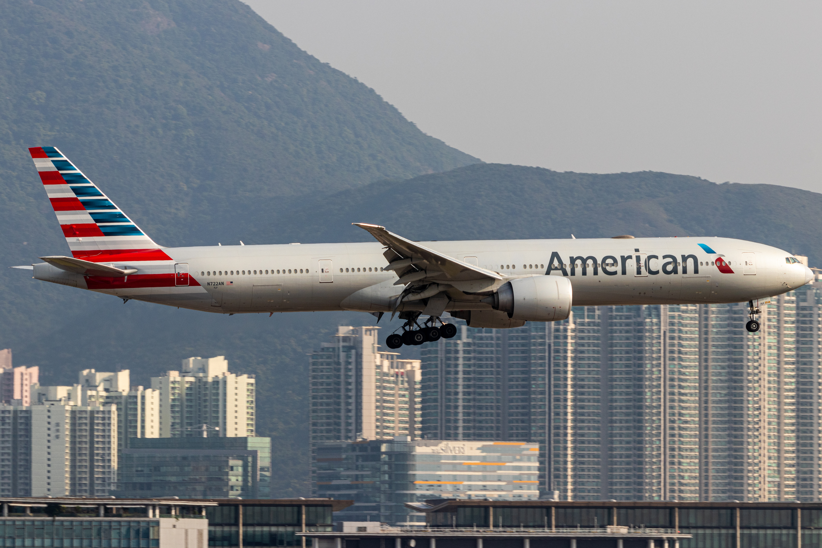 Full size: American Airlines Boeing 777-300ER N722AN at Hong Kong International Airport