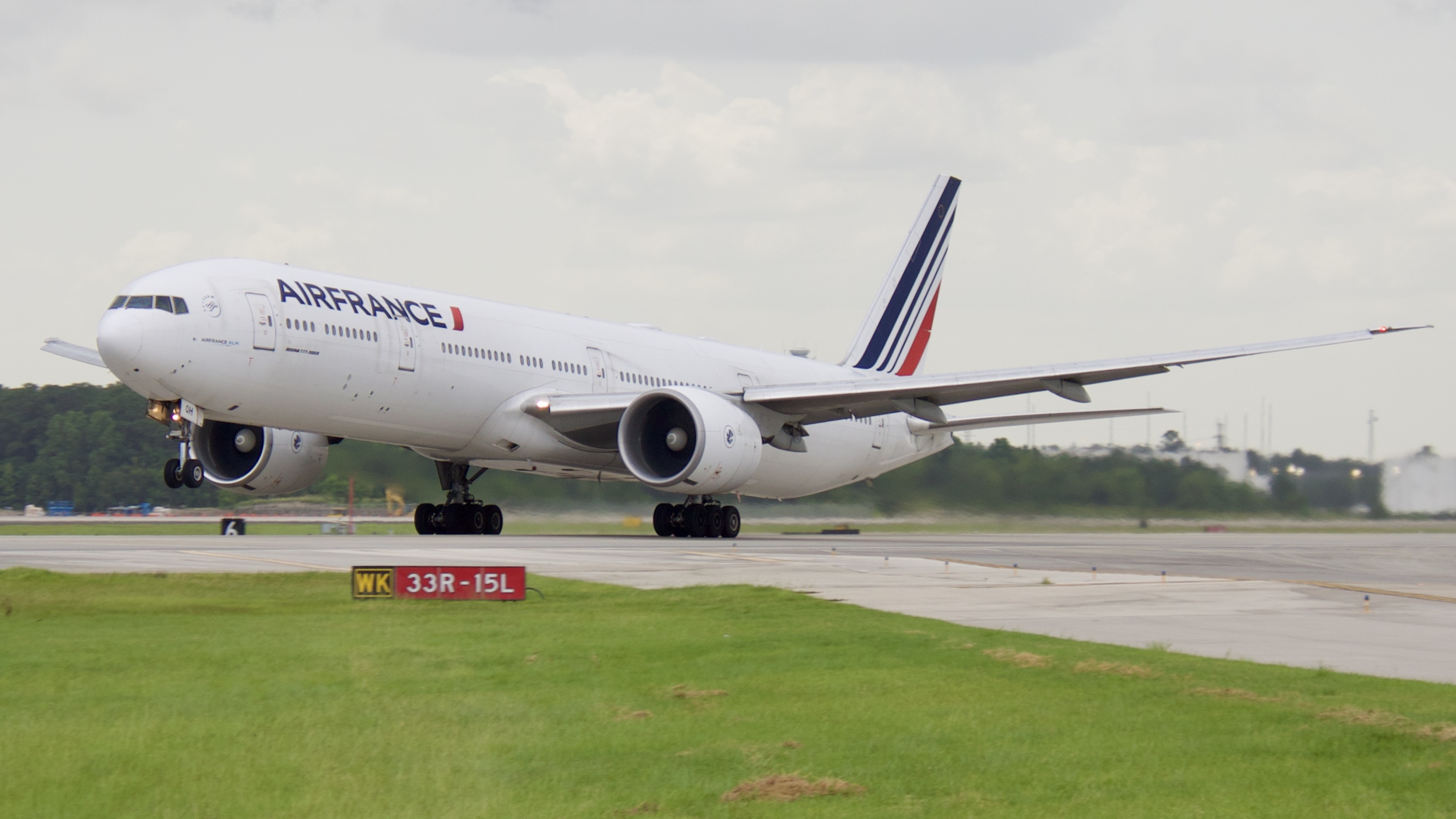 Full size: Air France Boeing 777-300ER F-GSQH at Houston-George Bush Intercontinental Airport