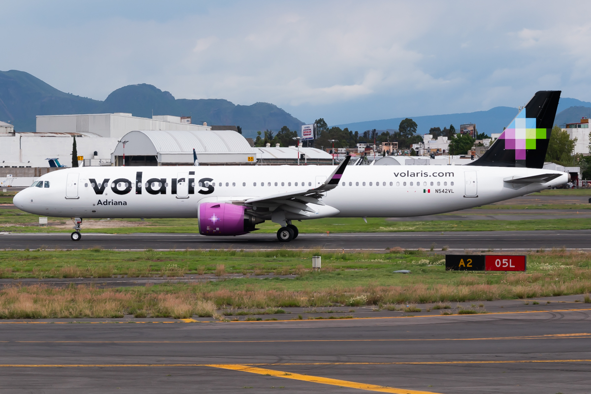 Full size: Volaris Airbus A321NEO N542VL at Mexico City International Airport