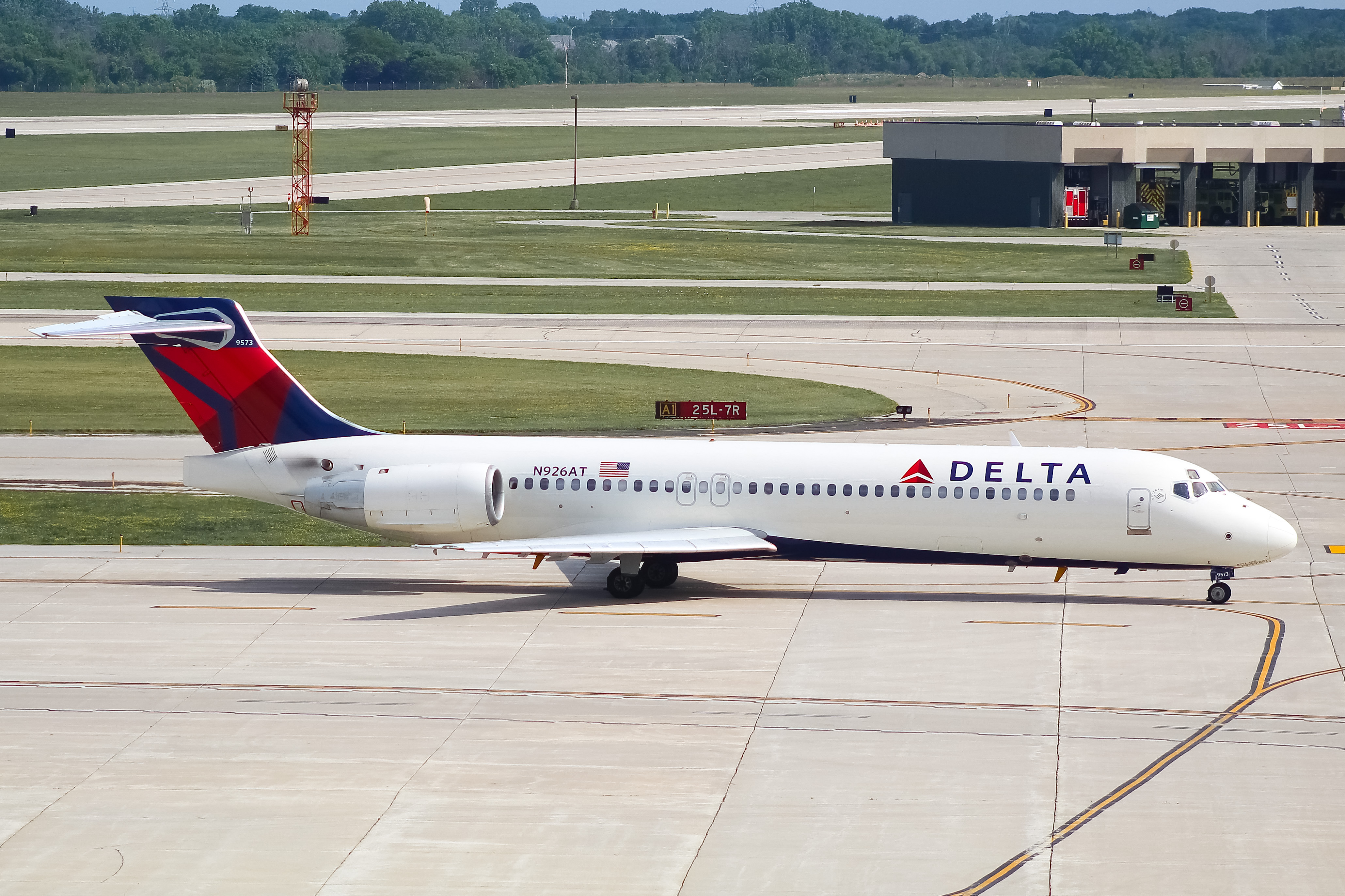 Full size: Delta Airlines Boeing 717-200 N926AT at General Mitchell International Airport