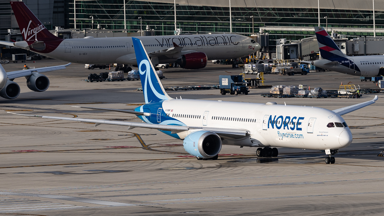 Full size: Norse Airways Boeing 787-9 G-CKWP at Miami International Airport
