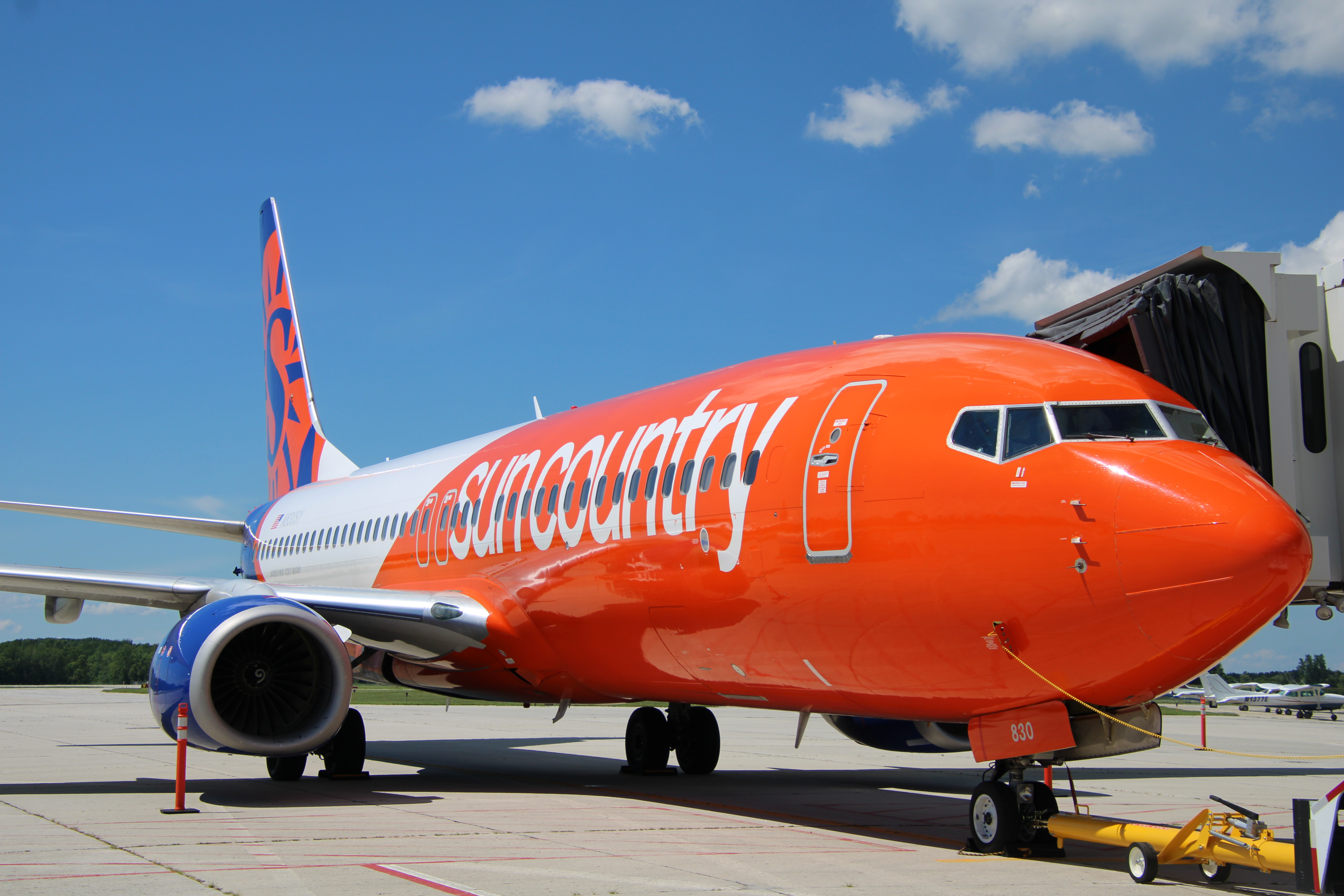 Full size: Sun Country Airlines Boeing 737-800 N830SY at Green Bay-Austin Straubel International Airport