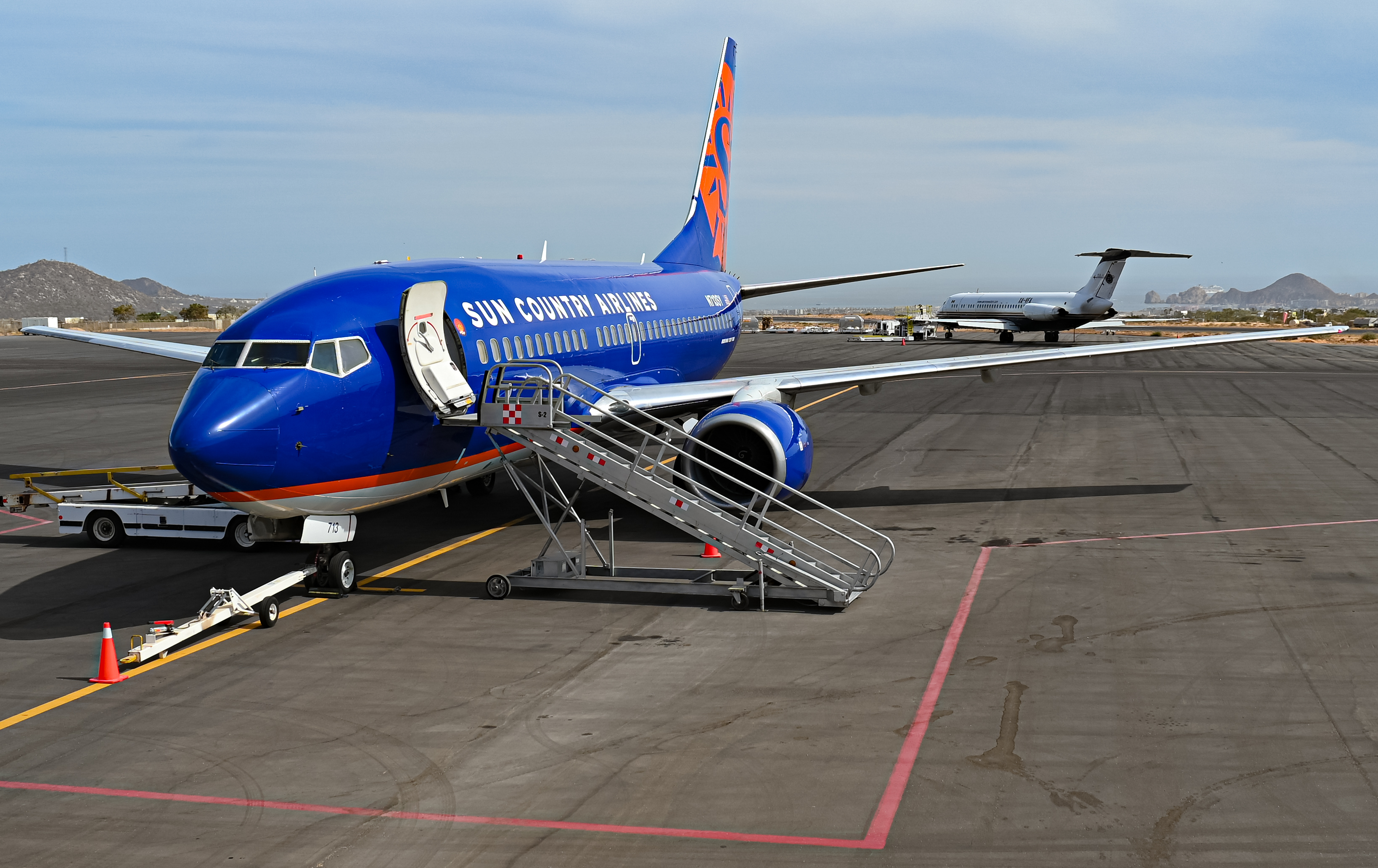 Full size: Sun Country Airlines Boeing 737-700 N713SY at Aeropuerto de Cabo San Lucas Internacional