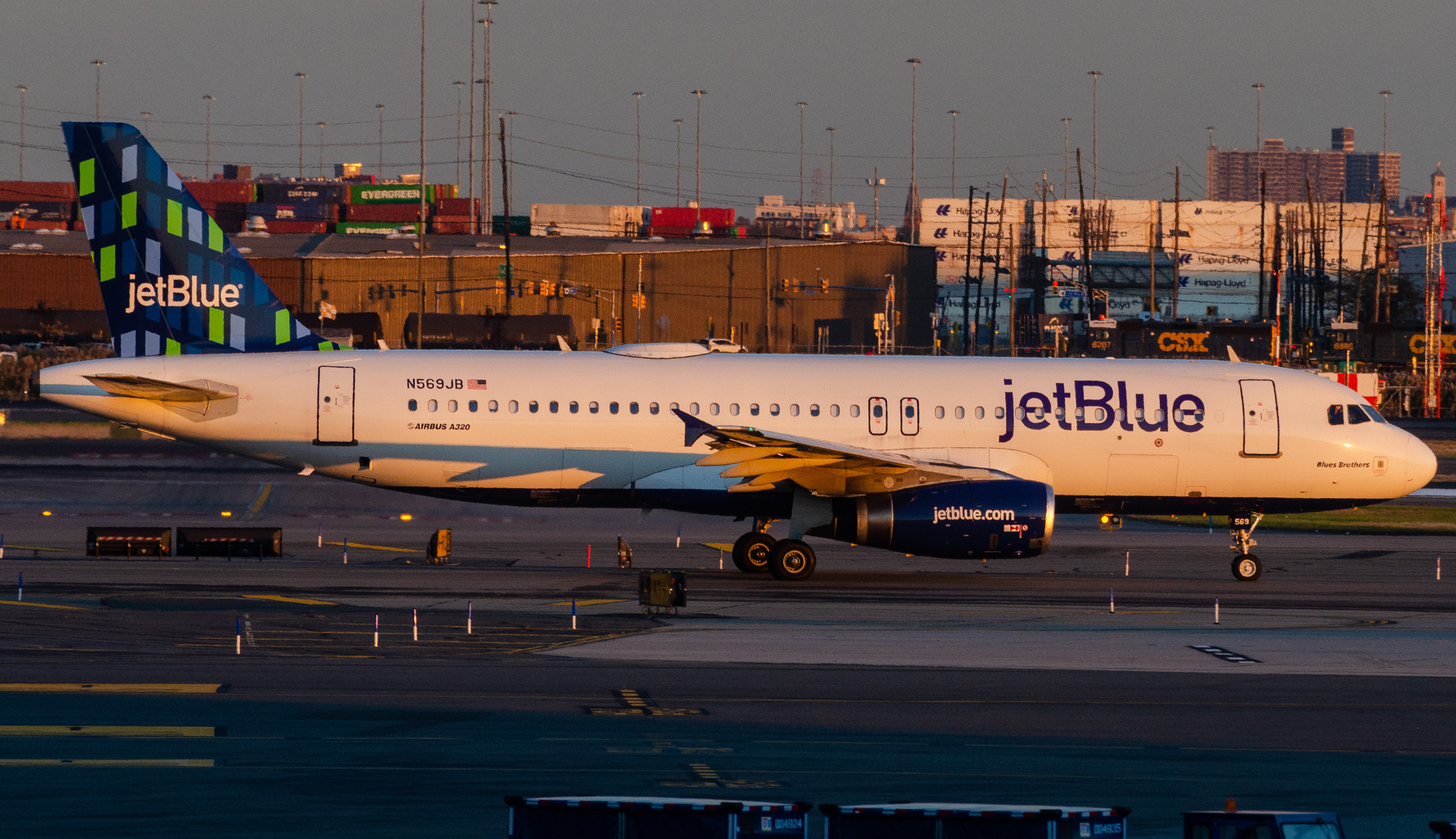 Full size: JetBlue Airways Airbus A320 N569JB at Newark Liberty International Airport