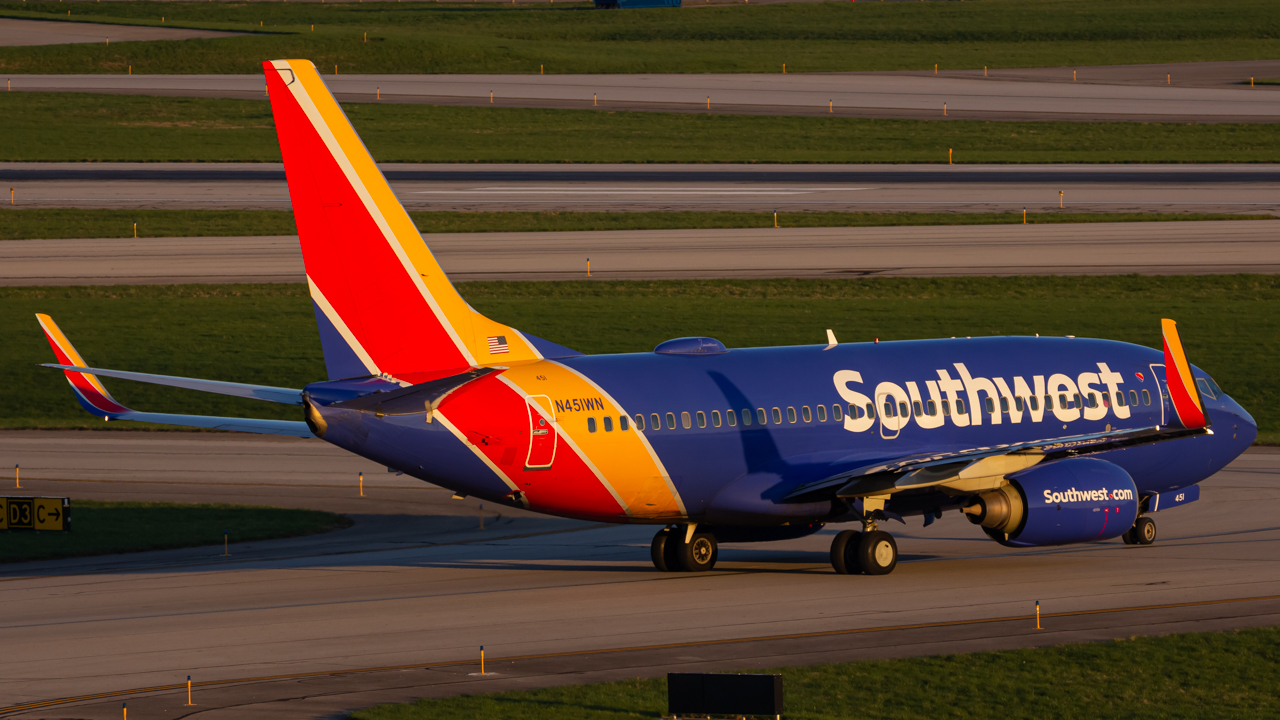 Full size: Southwest Airlines Boeing 737-700 N451WN at John Glenn Columbus International Airport