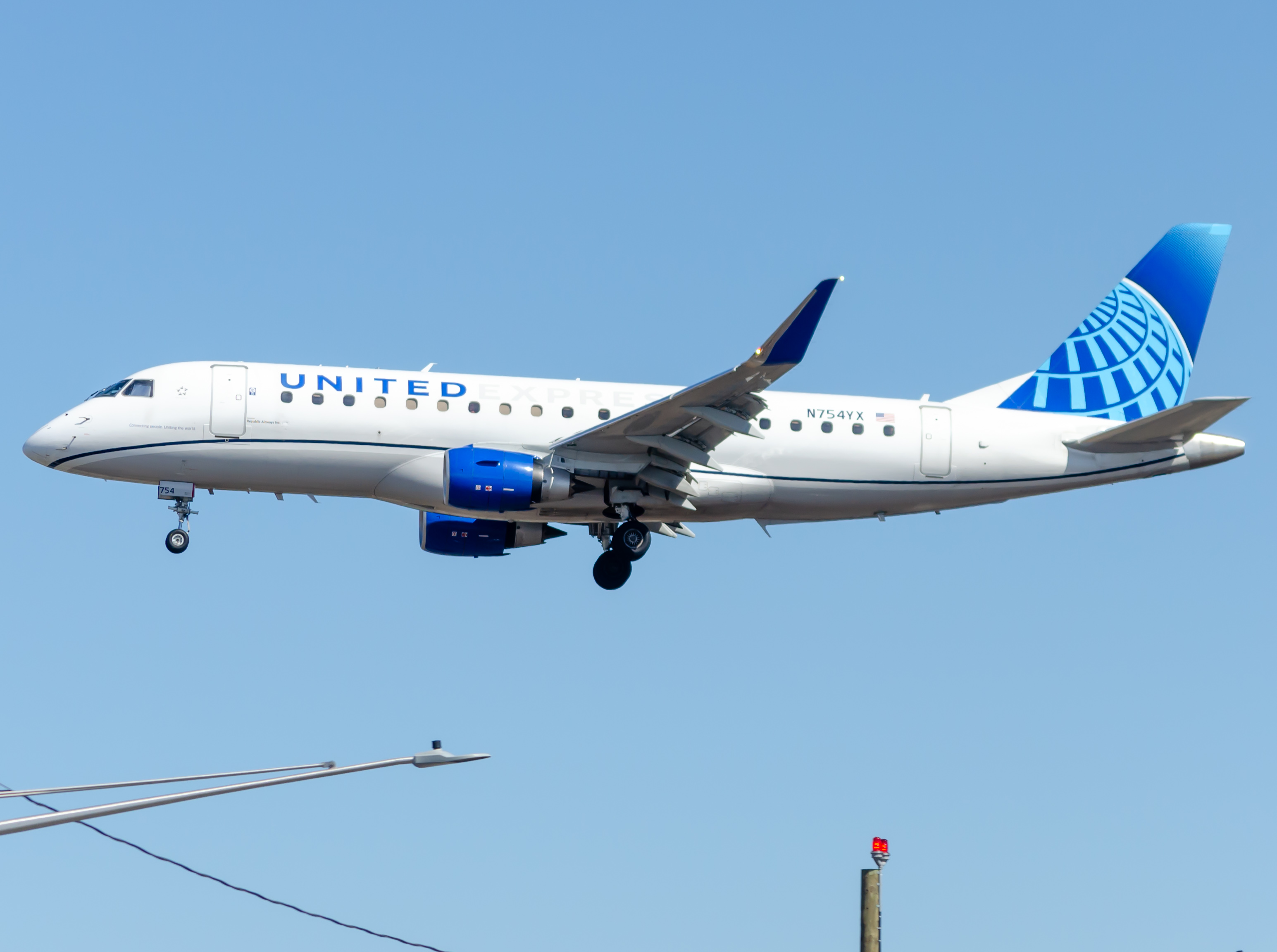 Full size: United Express Embraer E175 N754YX at Newark Liberty International Airport