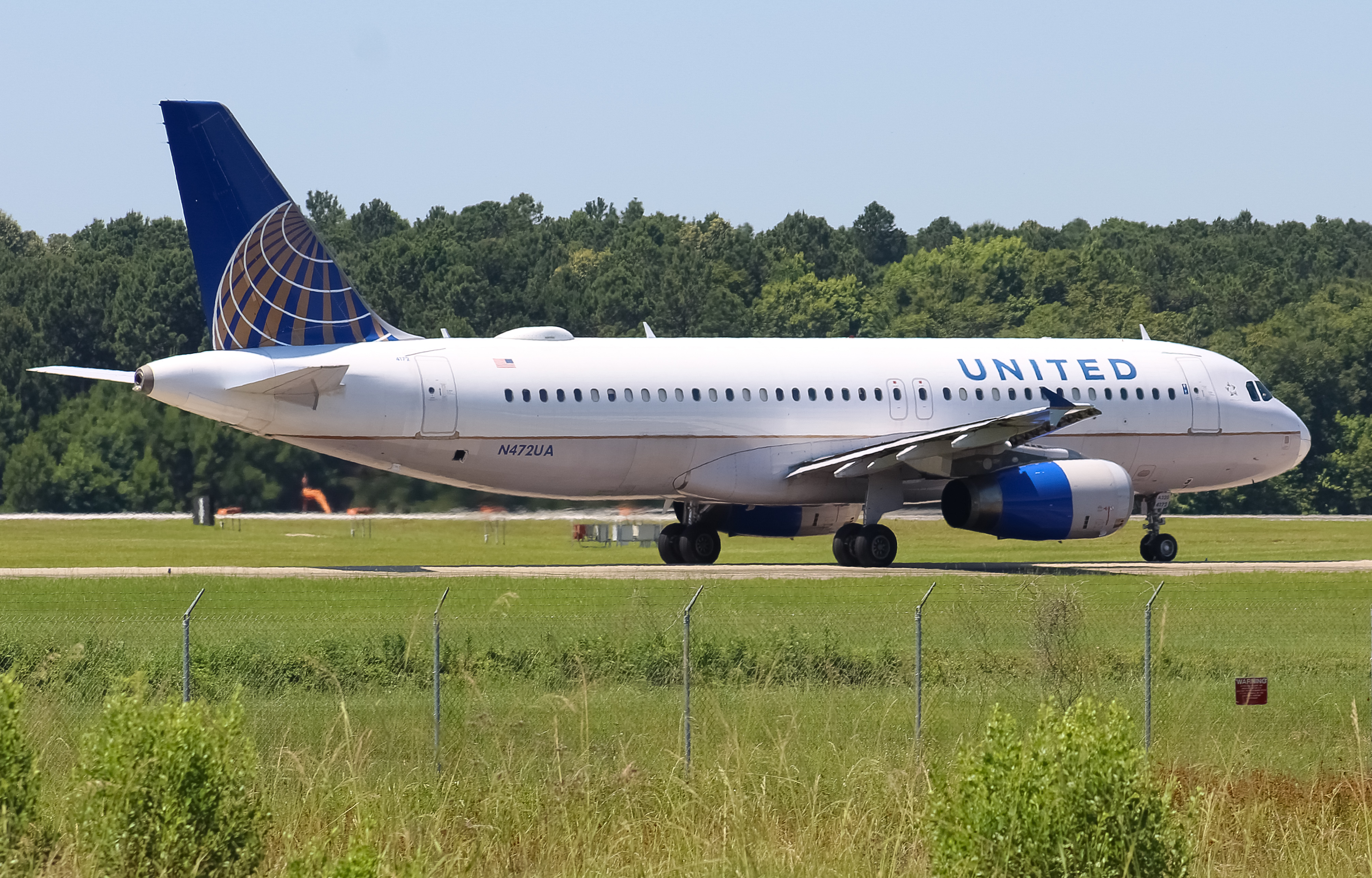 Full size: United Airlines Airbus A320 N472UA at Savannah/Hilton Head International Airport