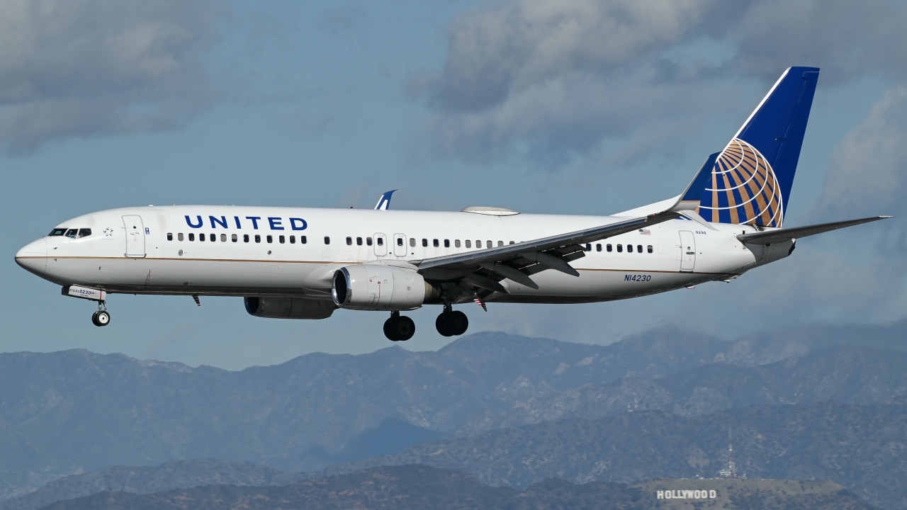 Full size: United Airlines Boeing 737-800 N14230 at Los Angeles International Airport