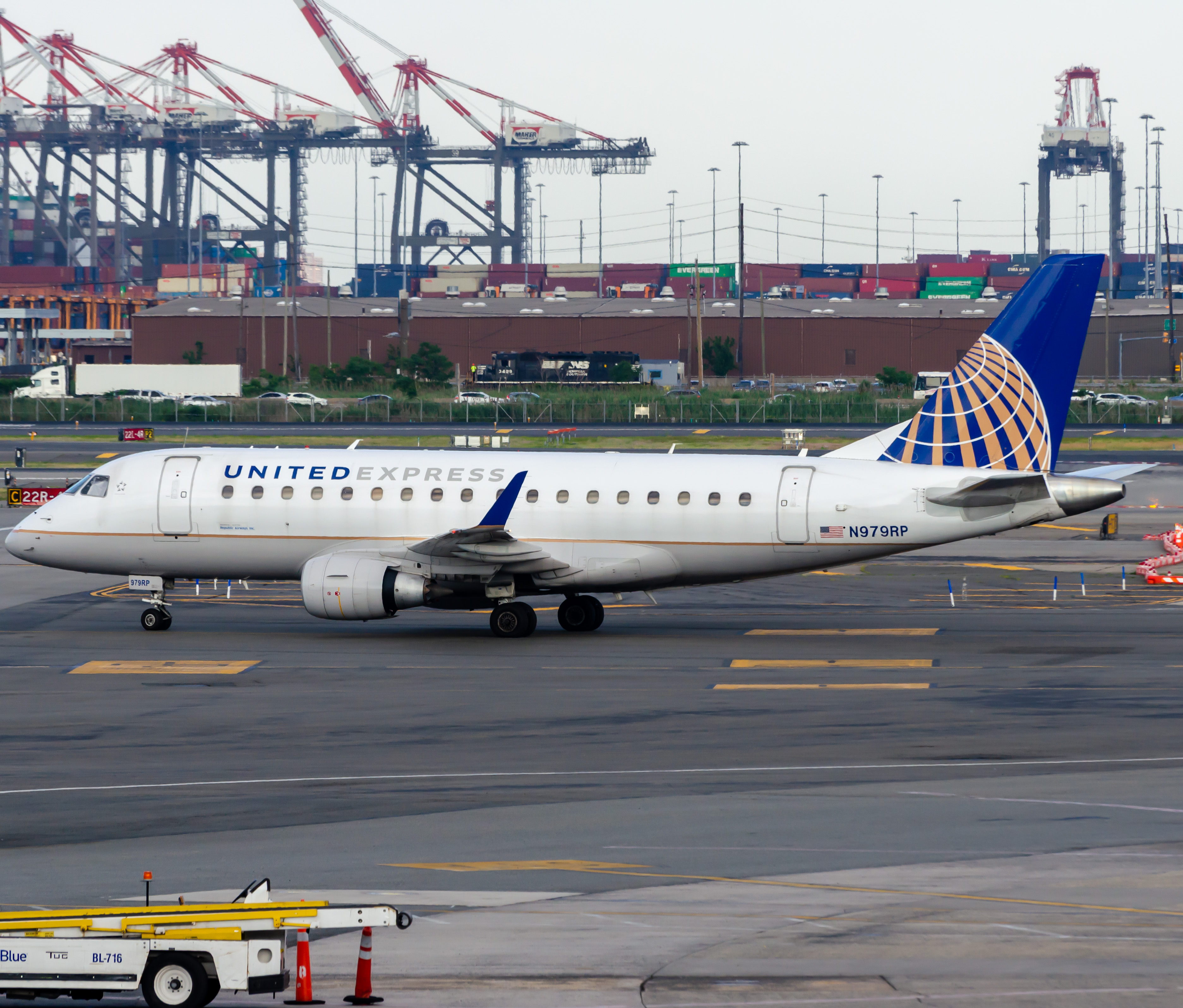 Full size: United Express Embraer E170 N979RP at Newark Liberty International Airport