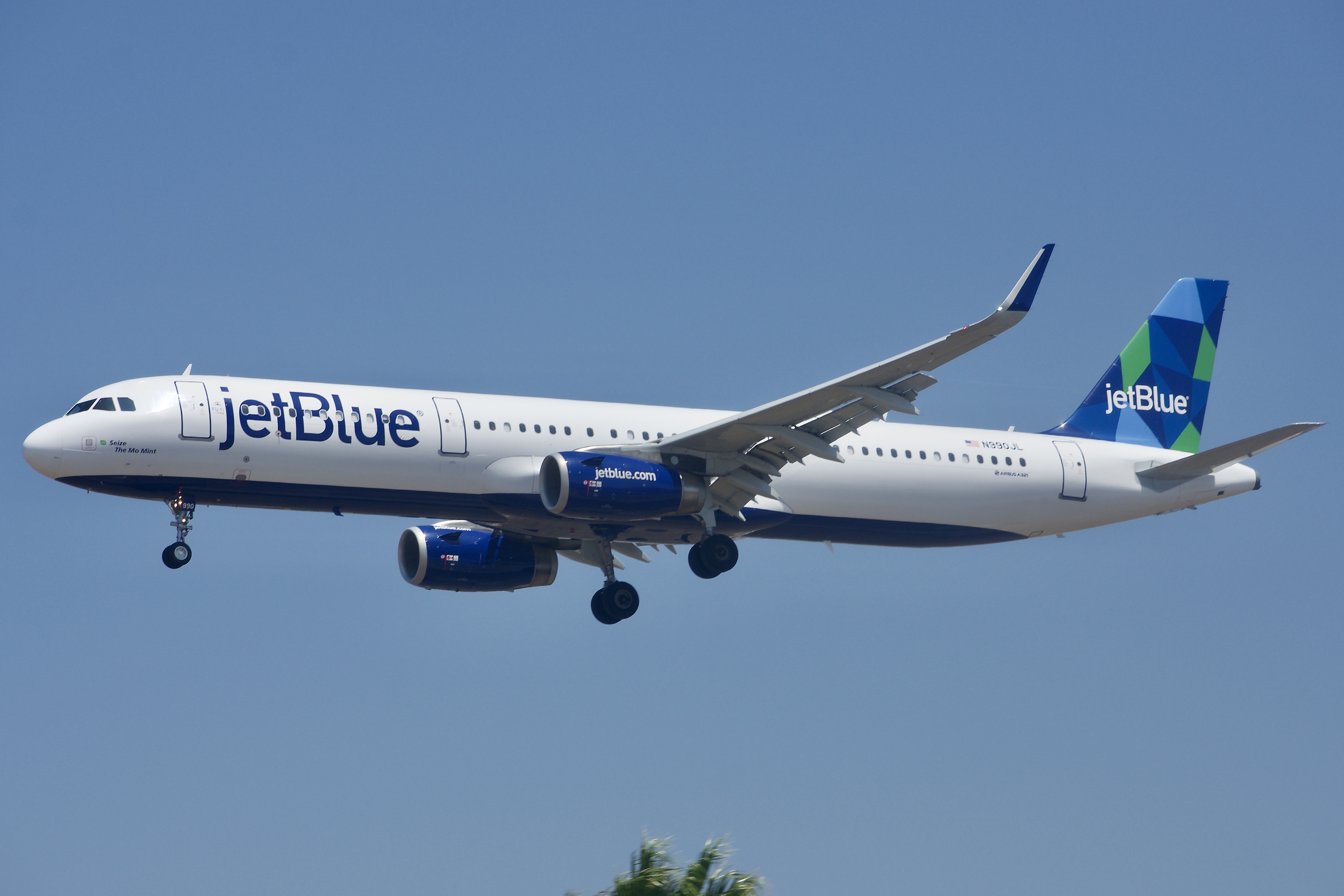 Full size: JetBlue Airways Airbus A321-200 N990JL at Los Angeles International Airport