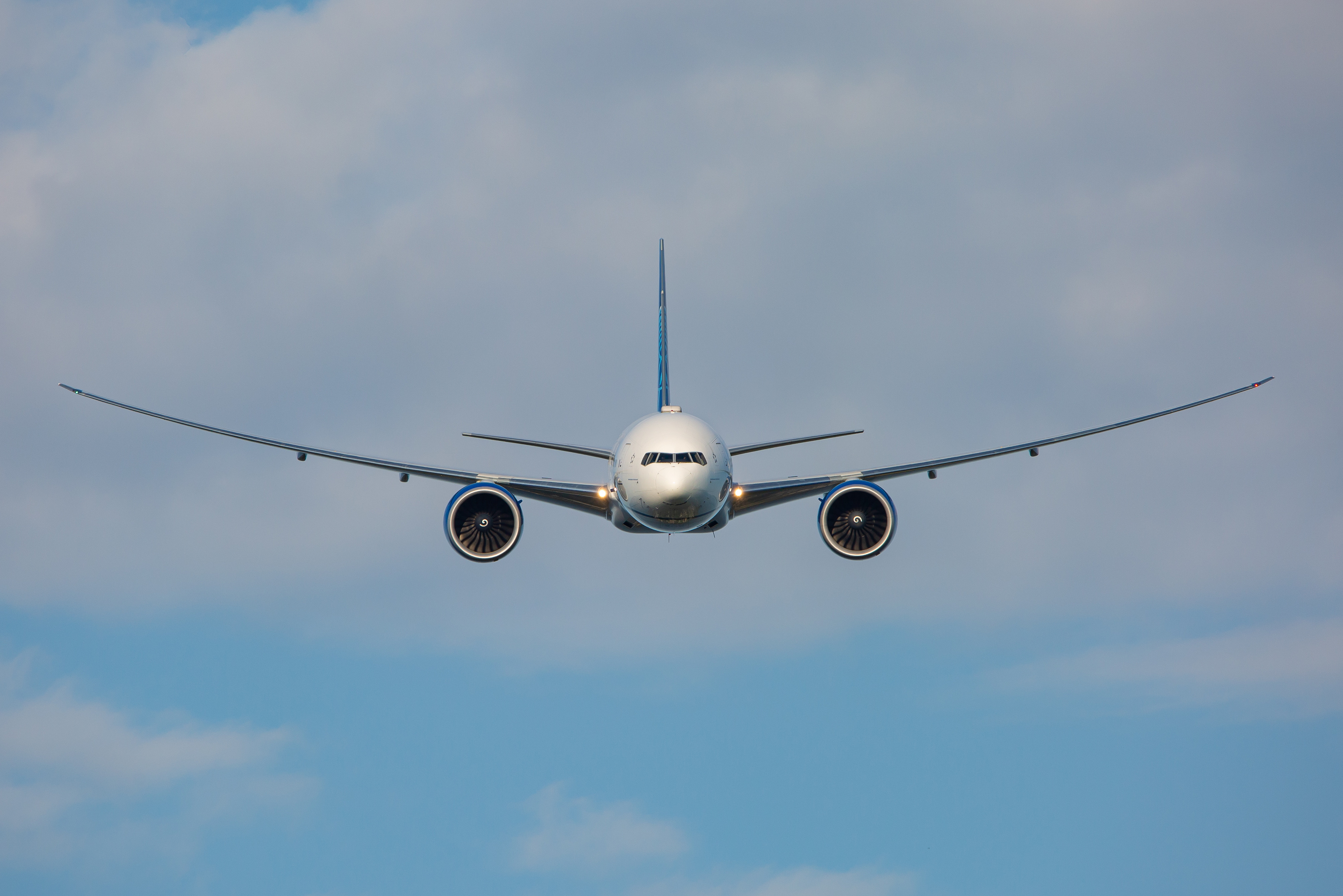 Full size: United Airlines Boeing 777-300ER N2749U at Wittman Regional Airport