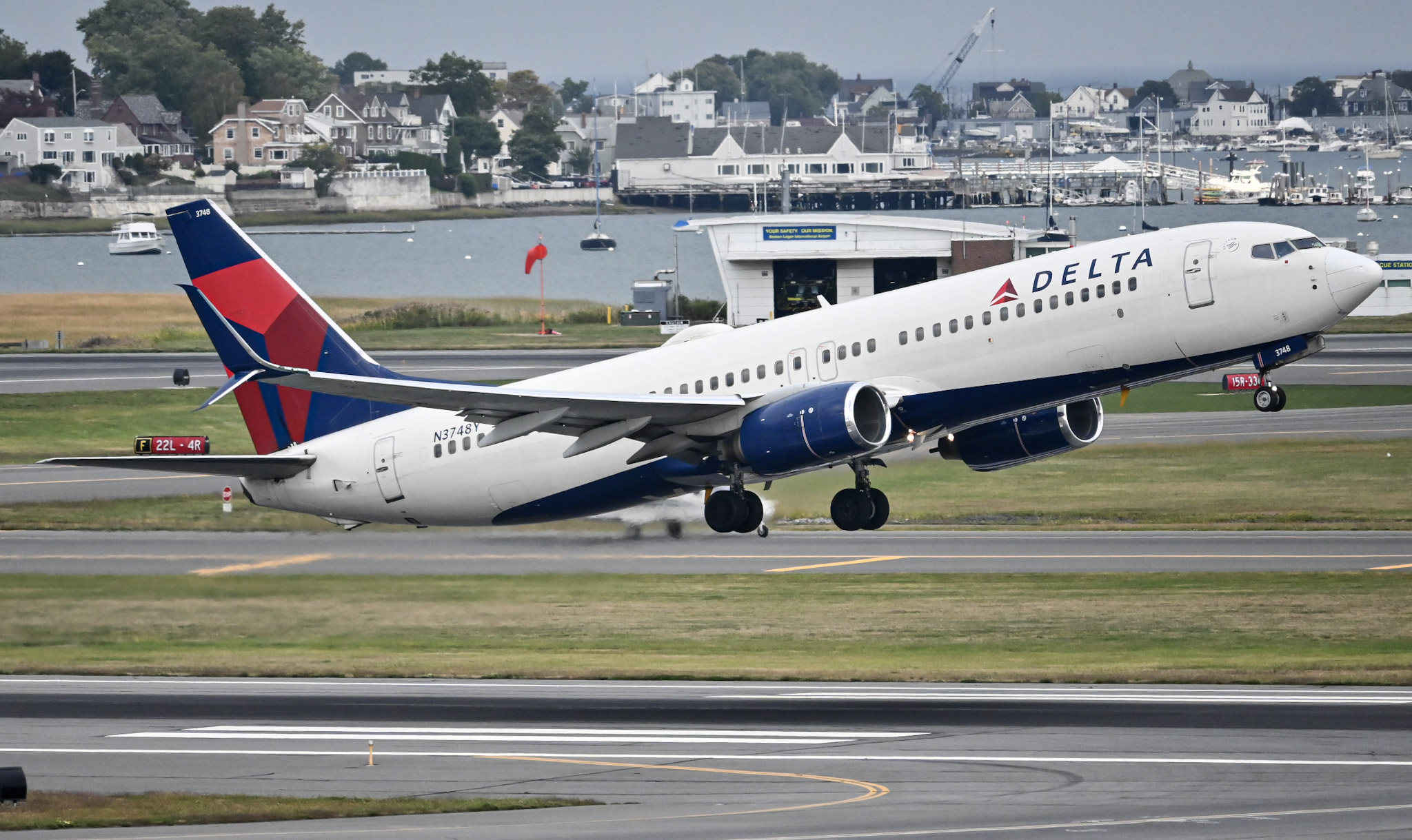 Full size: Delta Airlines Boeing 737-800 N3748Y at General Edward Lawrence Logan International Airport