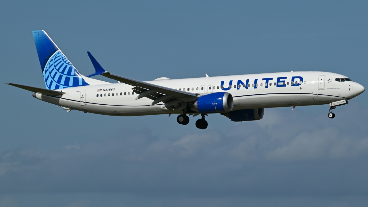 Full size: United Airlines Boeing 737 MAX 9 N37563 at Orlando International Airport