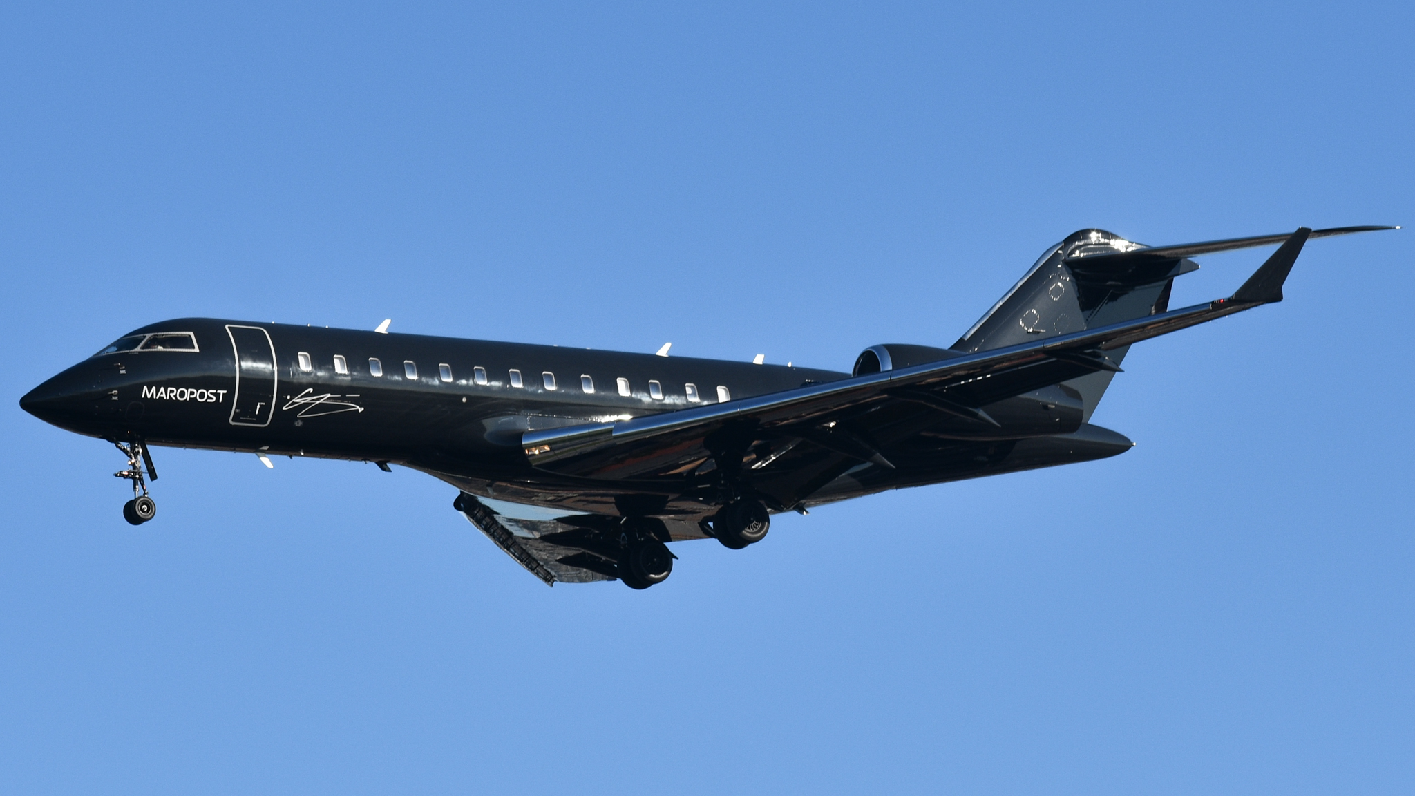 Full size: PRIVATE Bombardier Global 5000 C-GXMP at Lester B Pearson International Airport