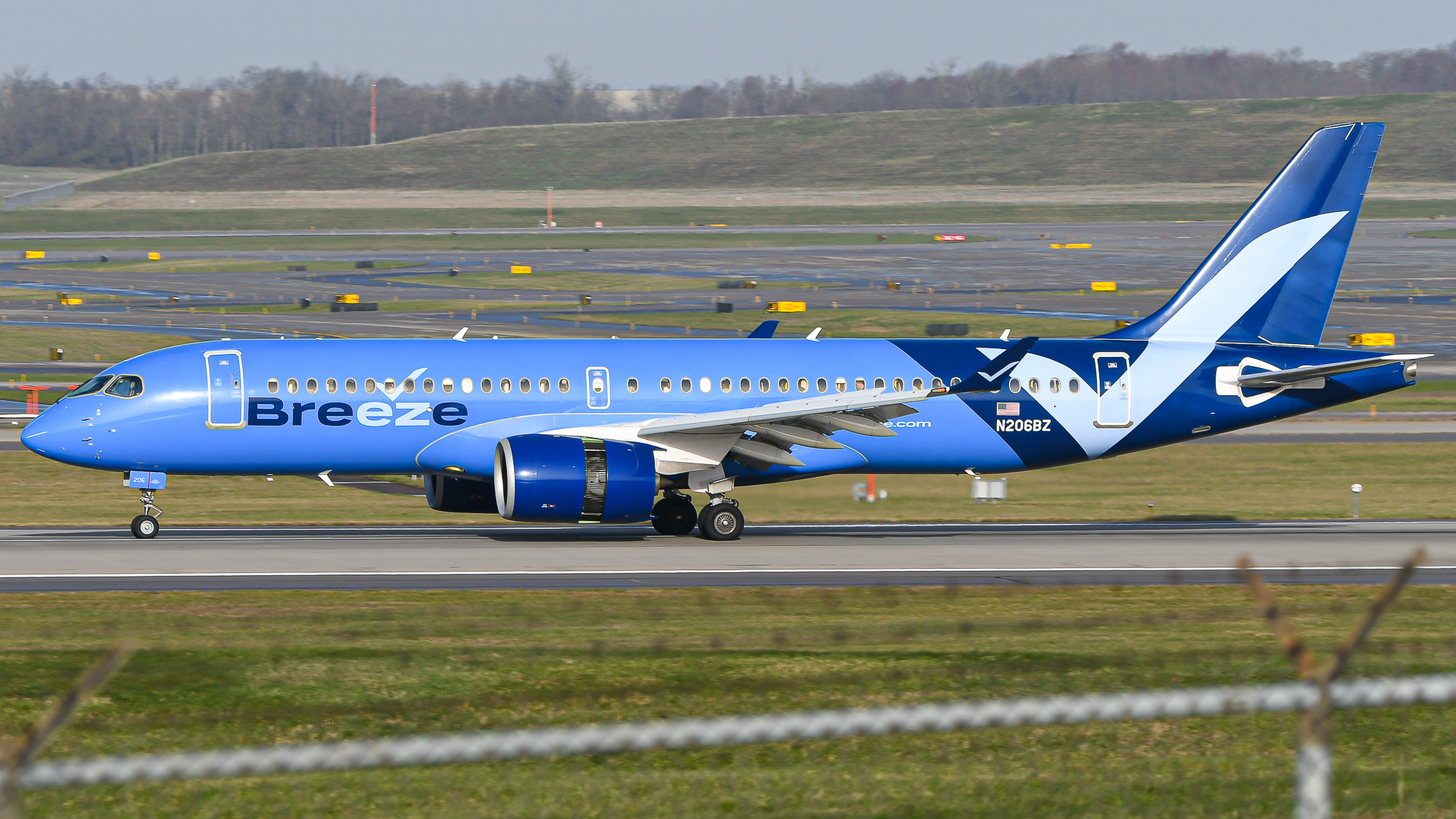 Full size: Breeze Airways Airbus A220-300 N206BZ at Cincinnati/Northern Kentucky International Airport