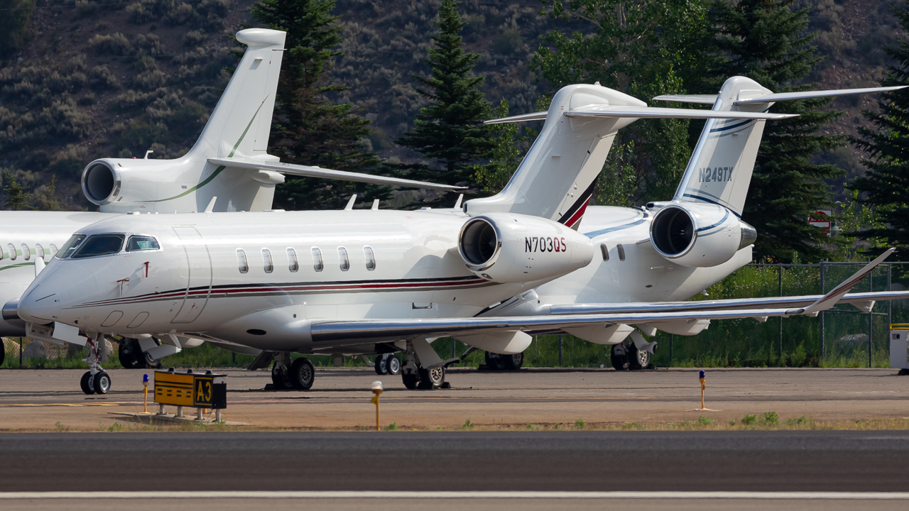 Full size: NetJets Bombardier Challenger 350  N703QS at Aspen-Pitkin County Airport/Sardy Field
