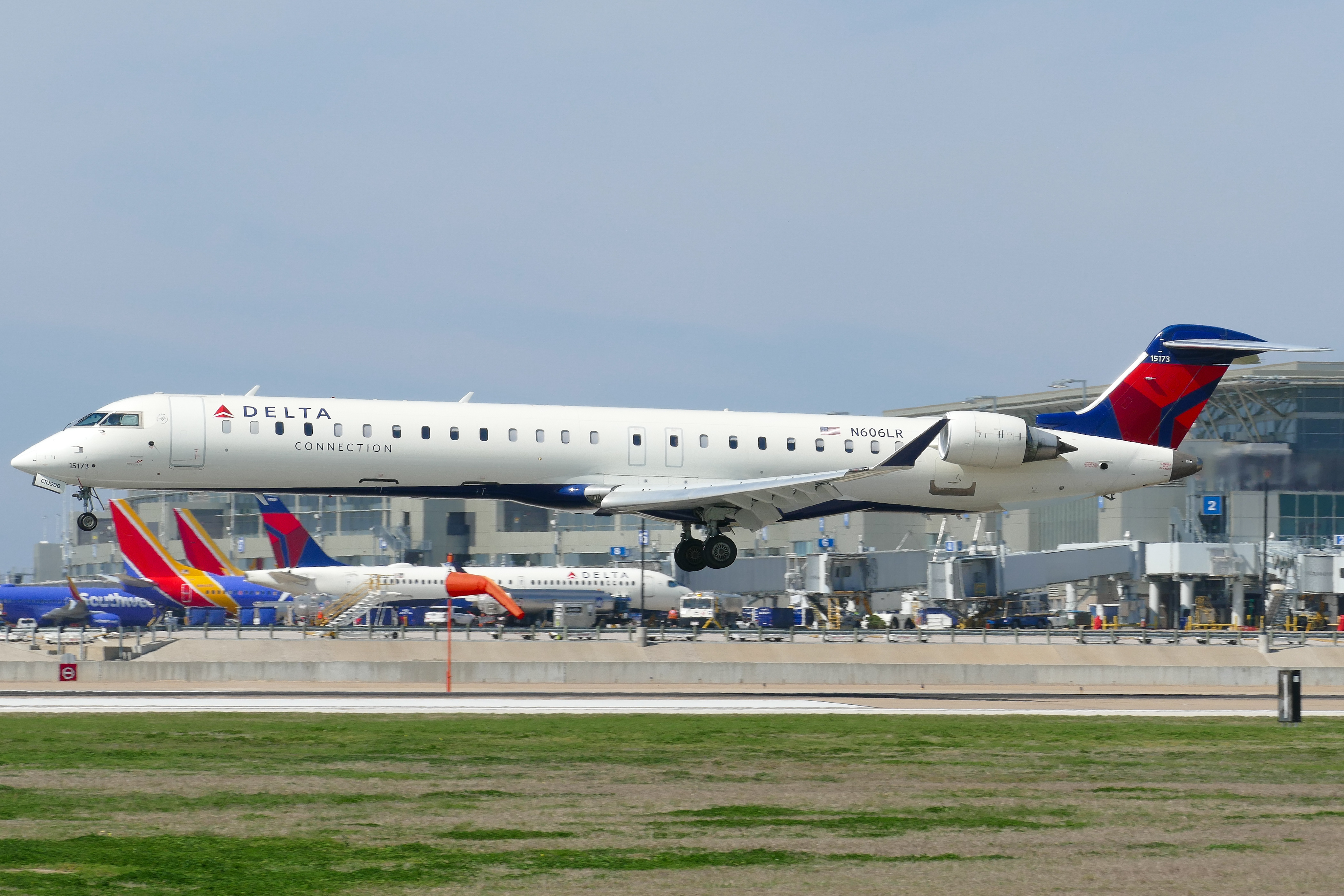 Full size: Delta Airlines Mitsubishi CRJ-900 N606LR at Austin-Bergstrom International Airport
