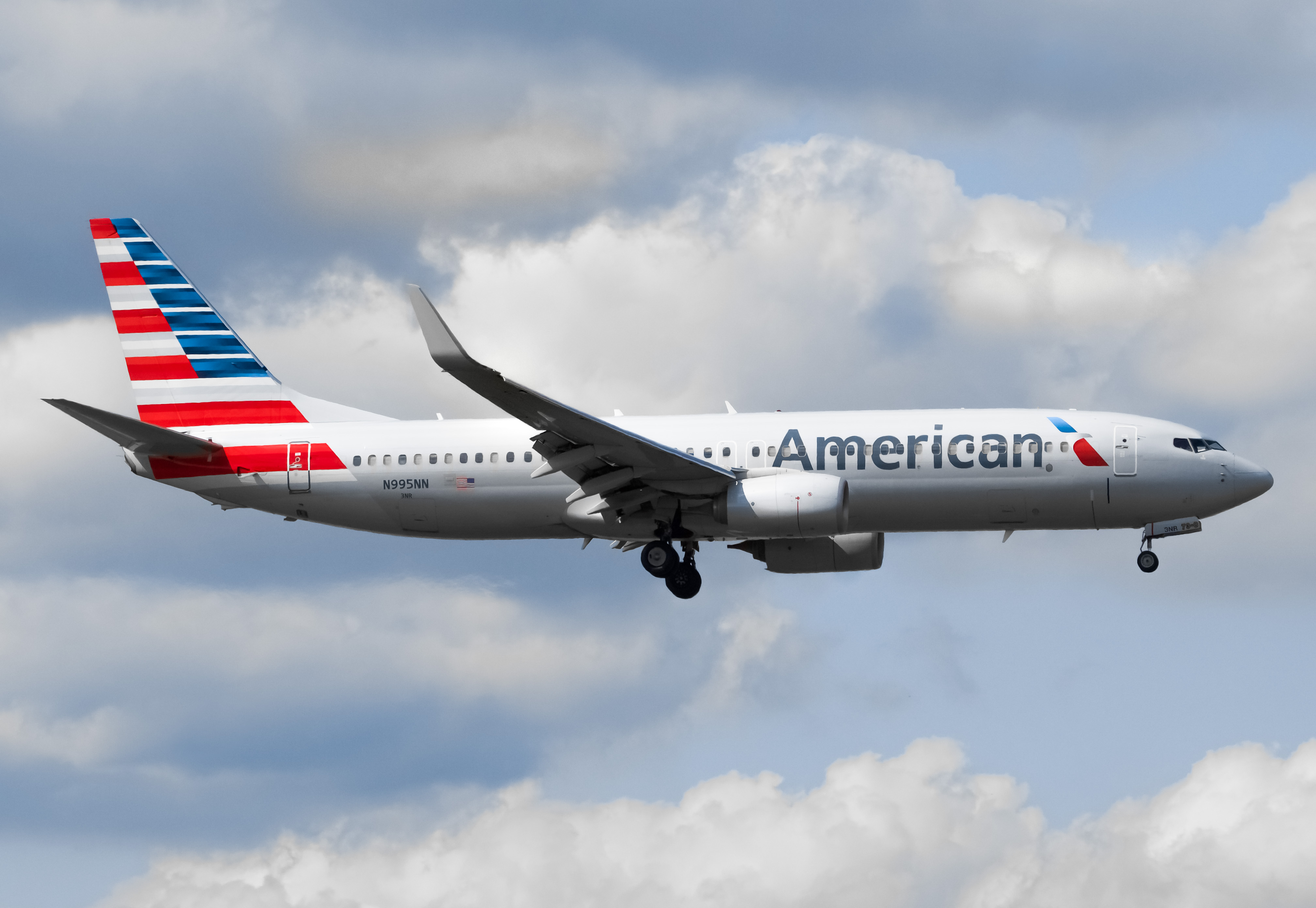 Full size: American Airlines Boeing 737-800 N995NN at Newark Liberty International Airport