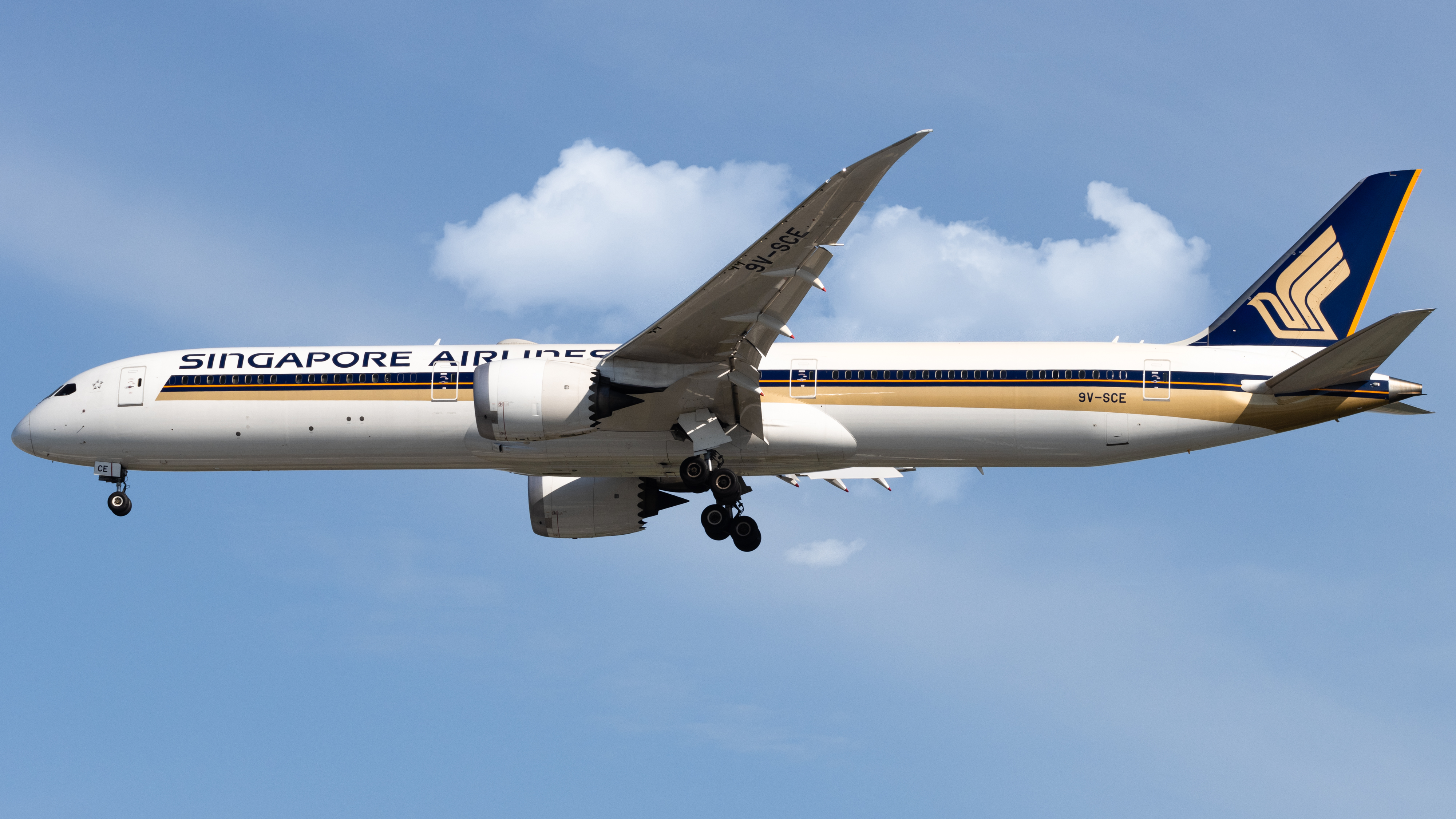 Full size: Singapore Airlines Boeing 787-10 9V-SCE at Singapore-Changi Airport