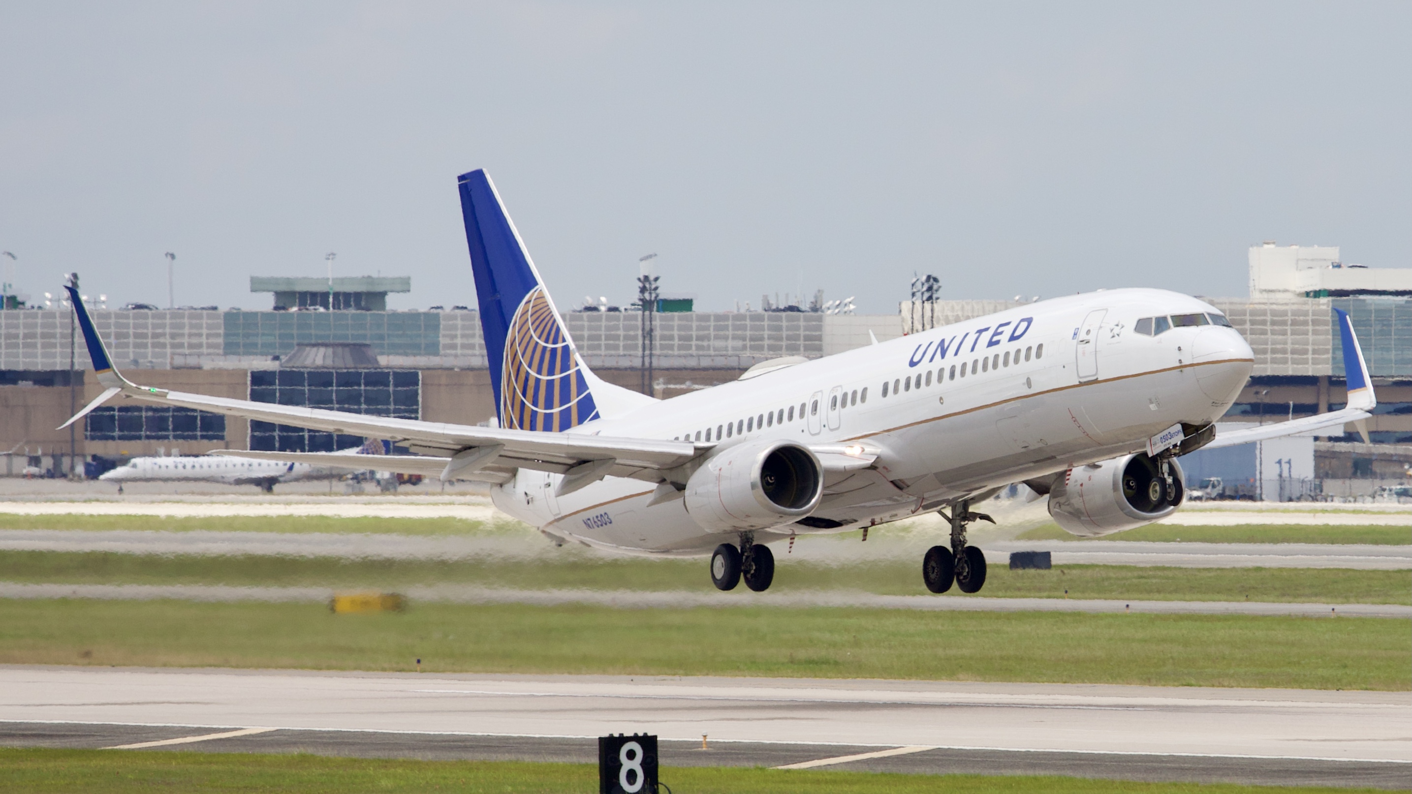 Full size: United Airlines Boeing 737-800 N76503 at Houston-George Bush Intercontinental Airport