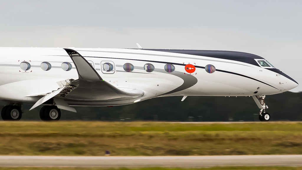 Full size: Gulfstream Gulfstream G700 N703GA at Savannah/Hilton Head International Airport