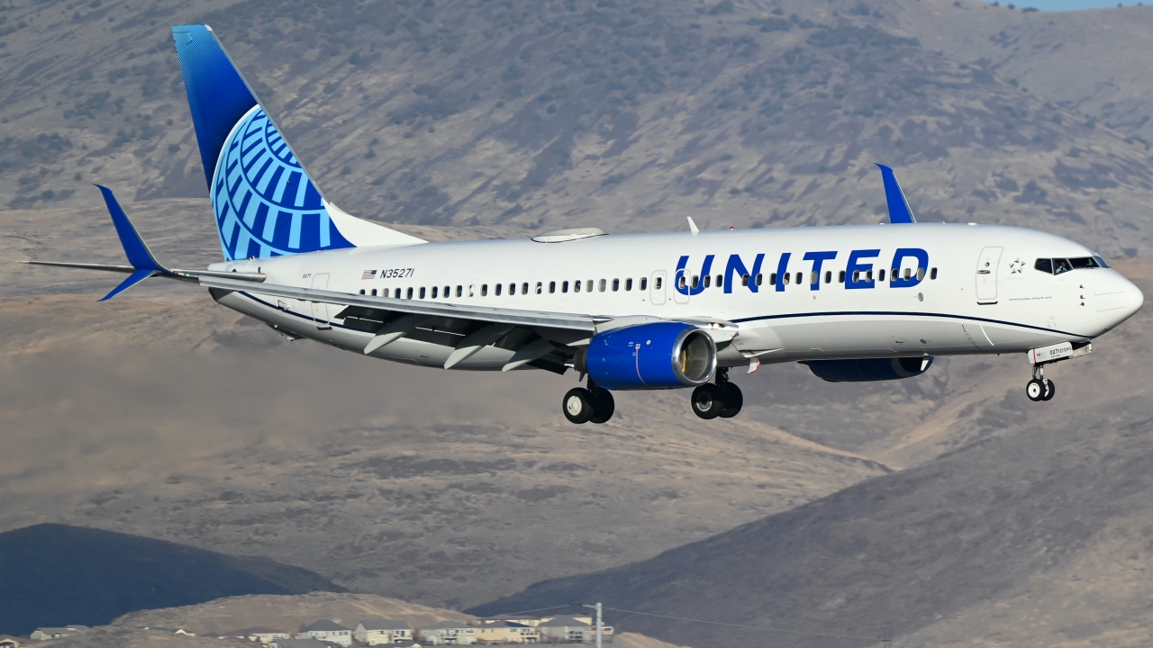 Full size: United Airlines Boeing 737-800 N35271 at Reno/Tahoe International Airport