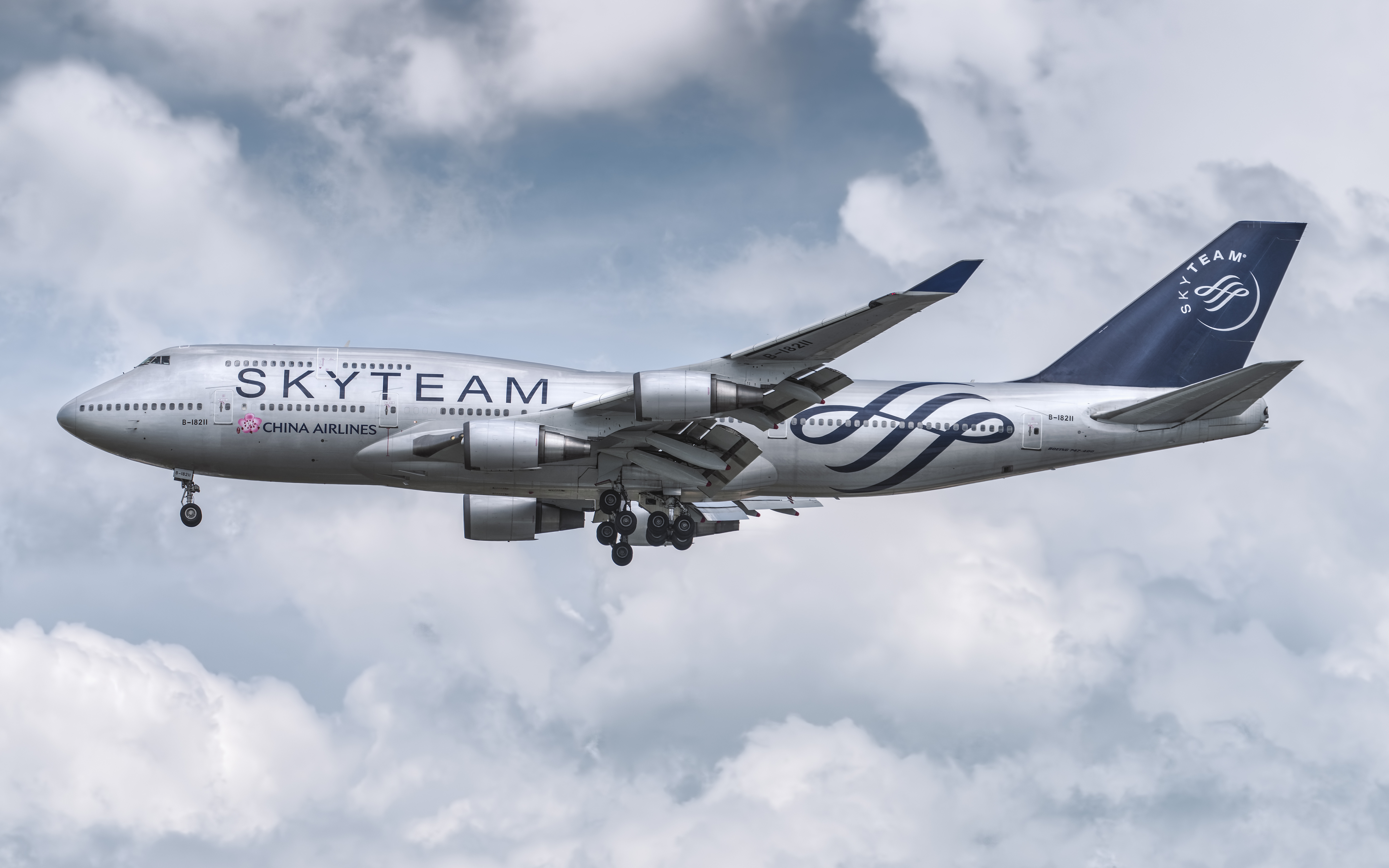 Full size: China Airlines Boeing 747-400 B-18211 at Singapore-Changi Airport