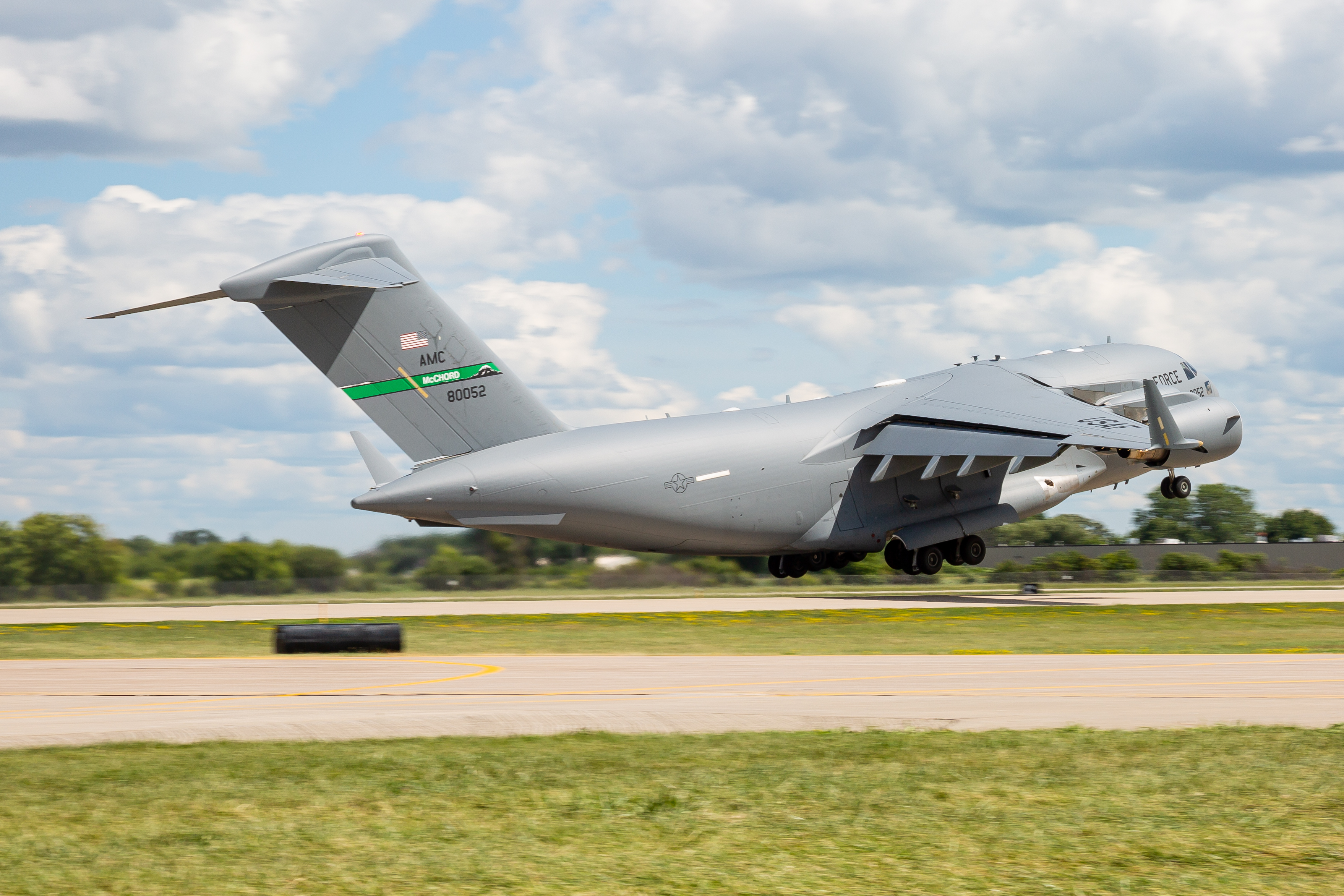 Full size: USAF - United States Air Force Boeing C-17 Globemaster III 98-0052 at Wittman Regional Airport