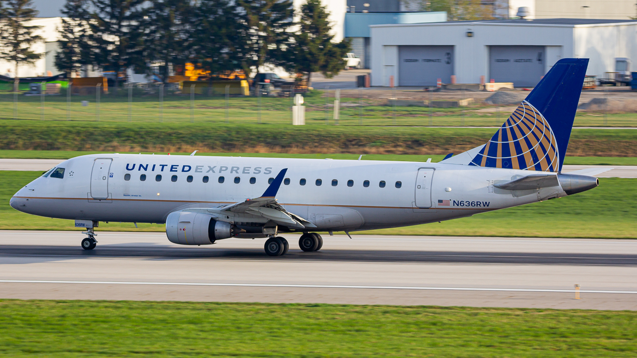 Full size: United Express Embraer E170 N636RW at John Glenn Columbus International Airport