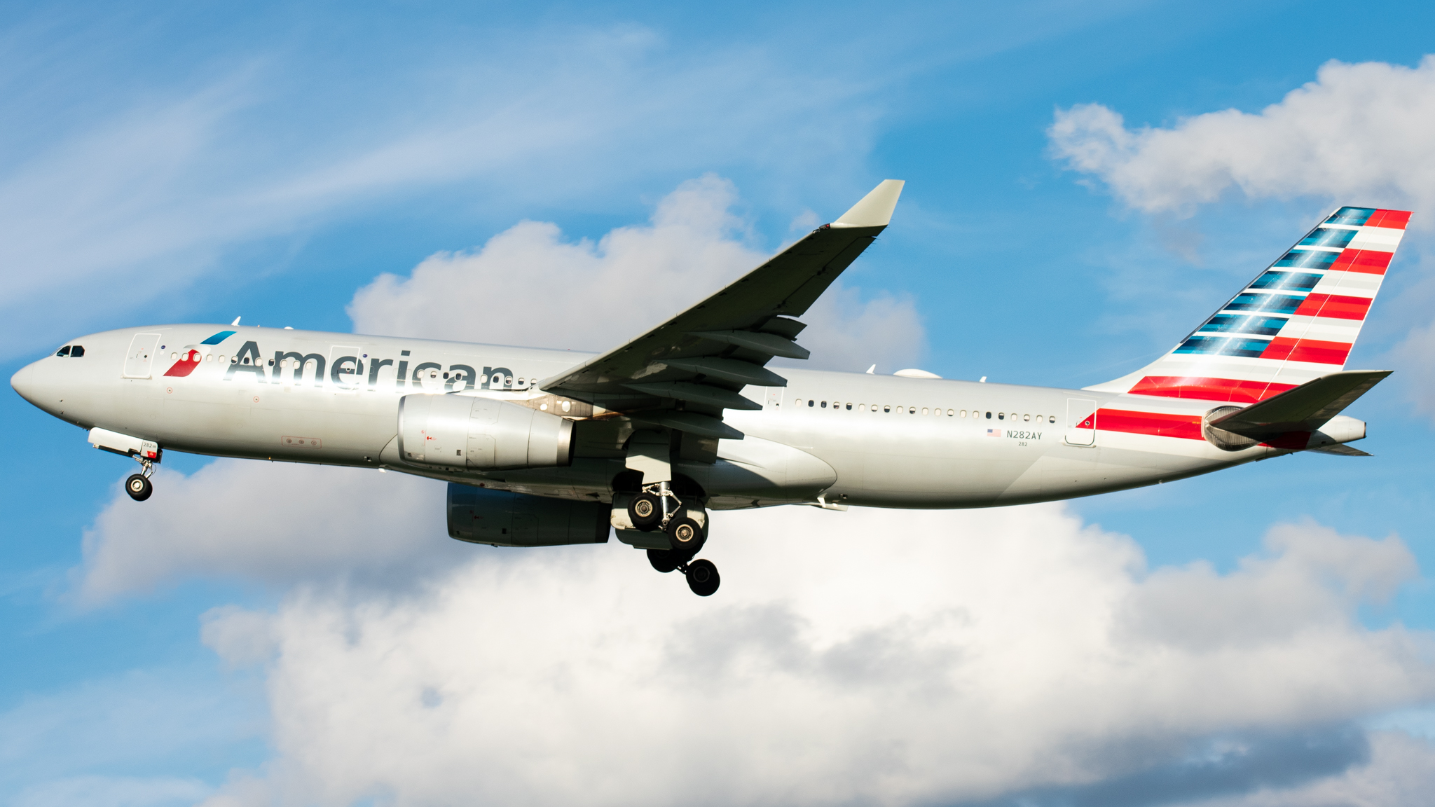 Full size: American Airlines Airbus A330-200 N282AY at Charlotte/Douglas International Airport