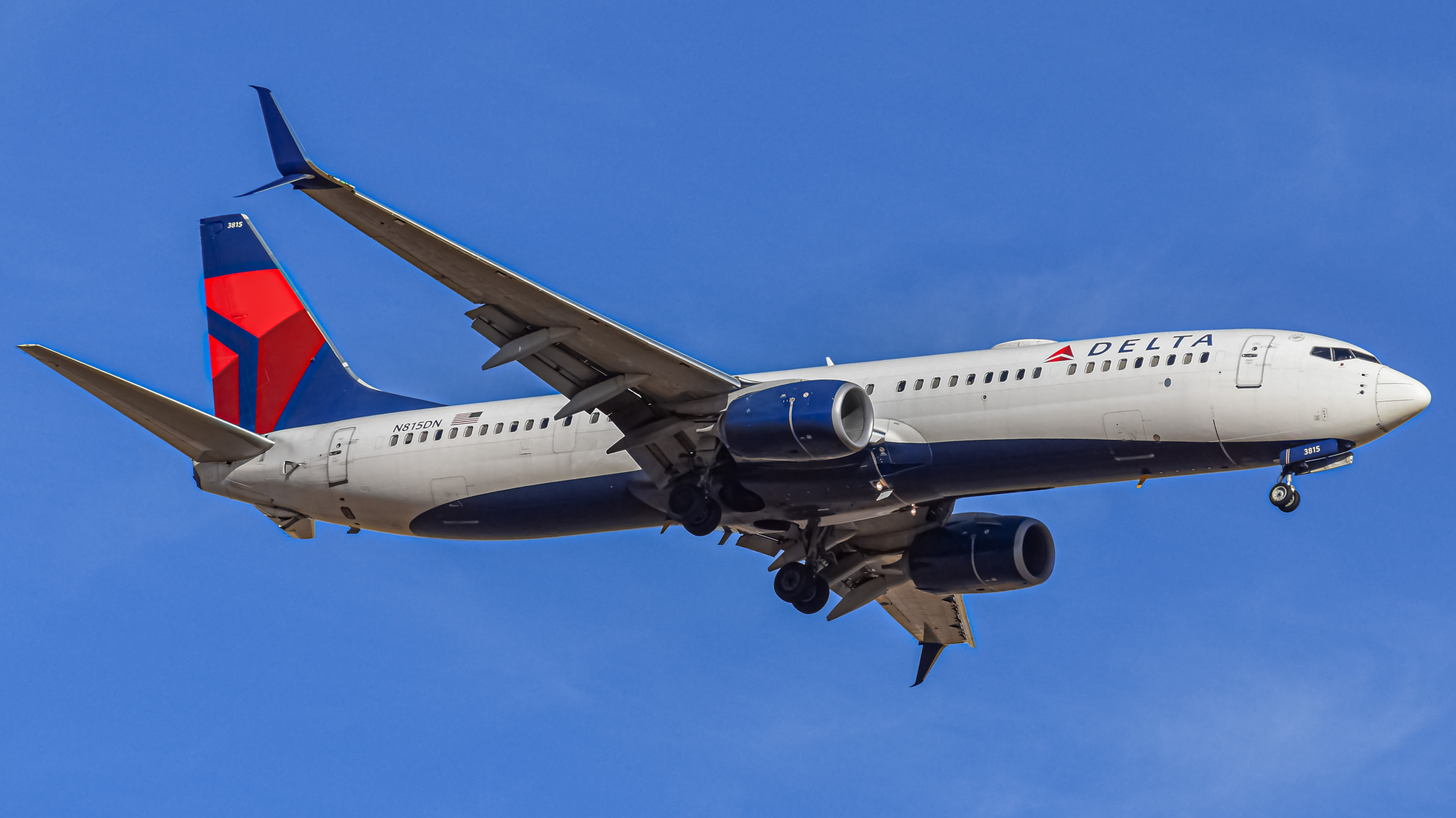 Full size: Delta Airlines Boeing 737-900ER N815DN at Denver International Airport