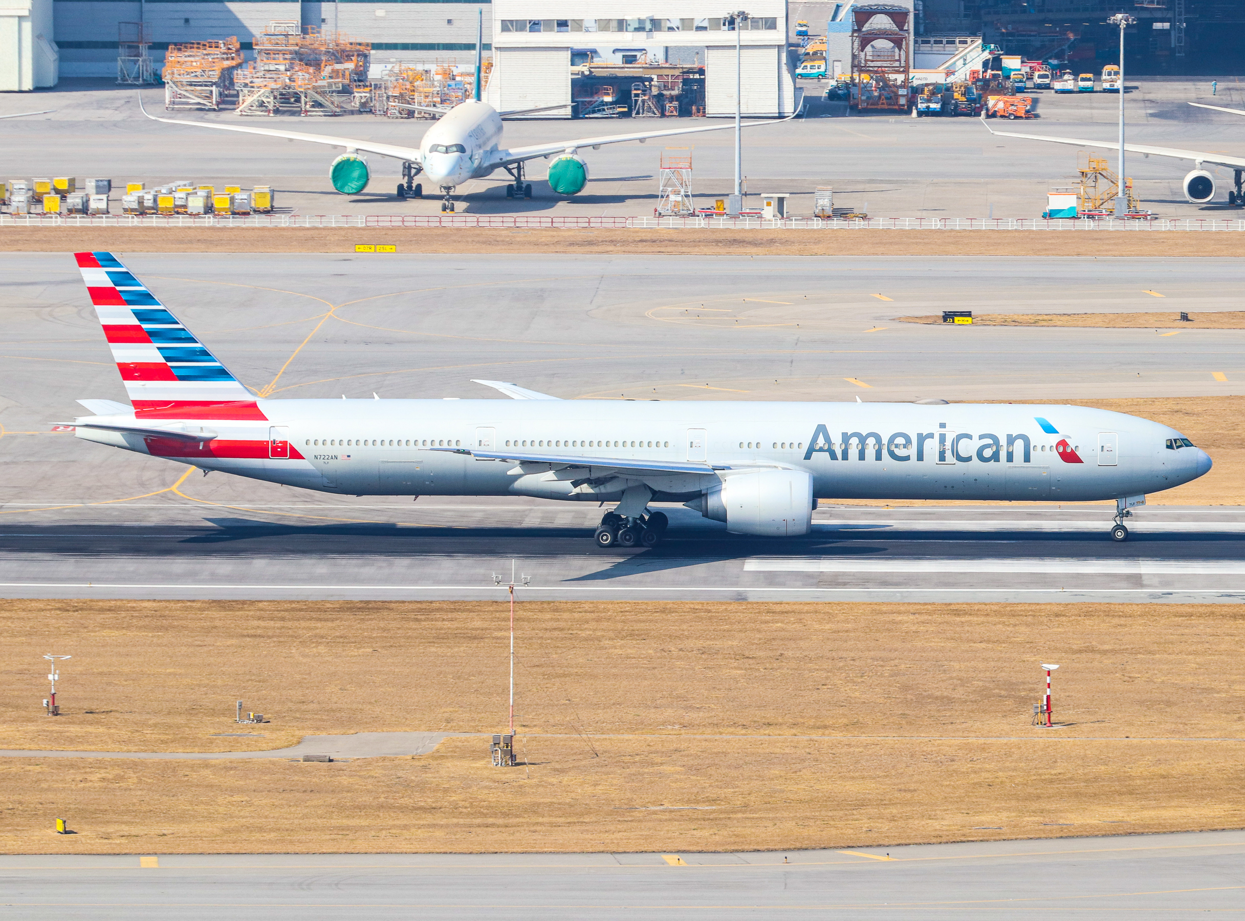 Full size: American Airlines Boeing 777-300ER N722AN at Hong Kong International Airport