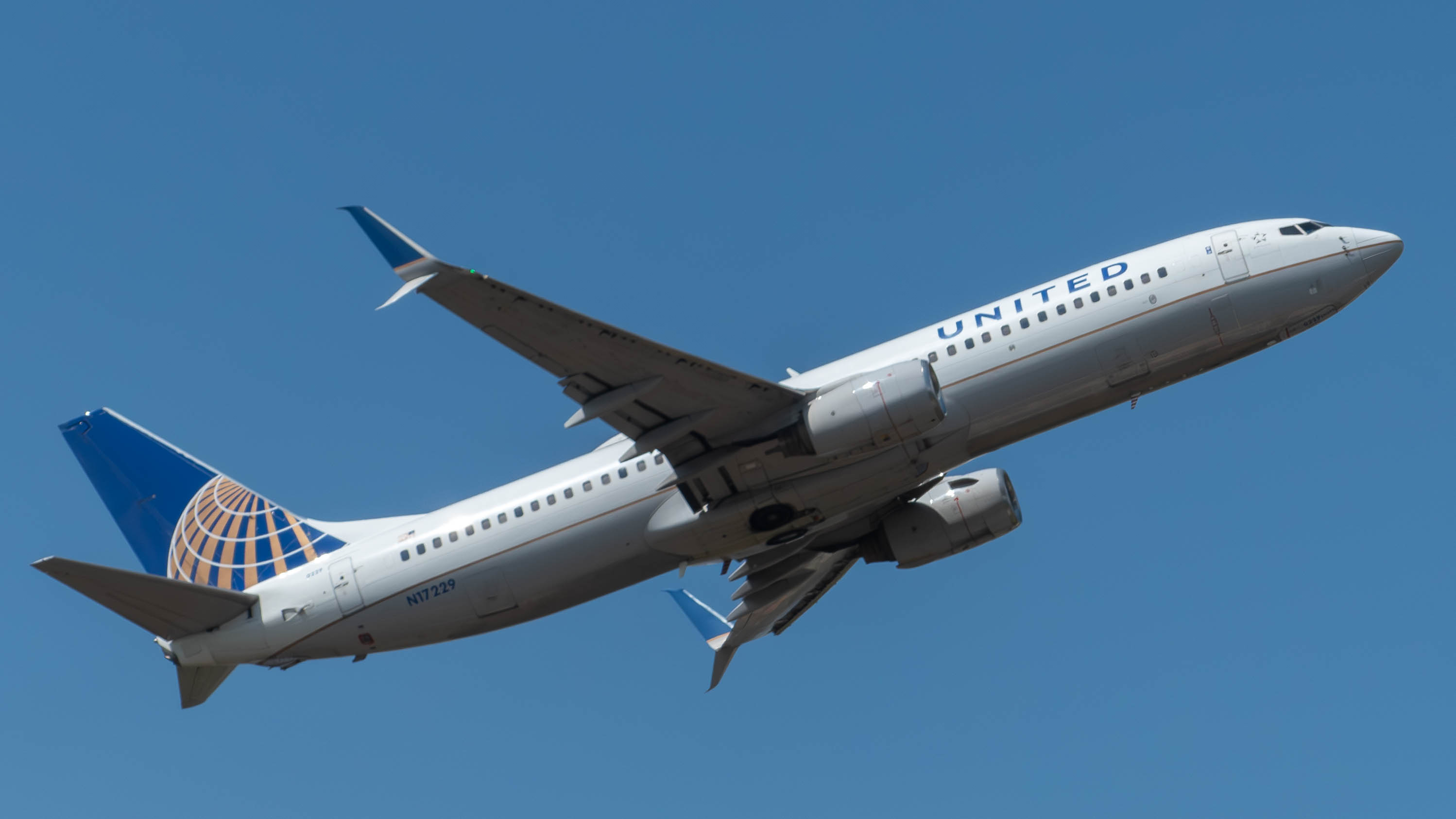 Full size: United Airlines Boeing 737-800 N17229 at Belize City Philip S. W. Goldson International Airport