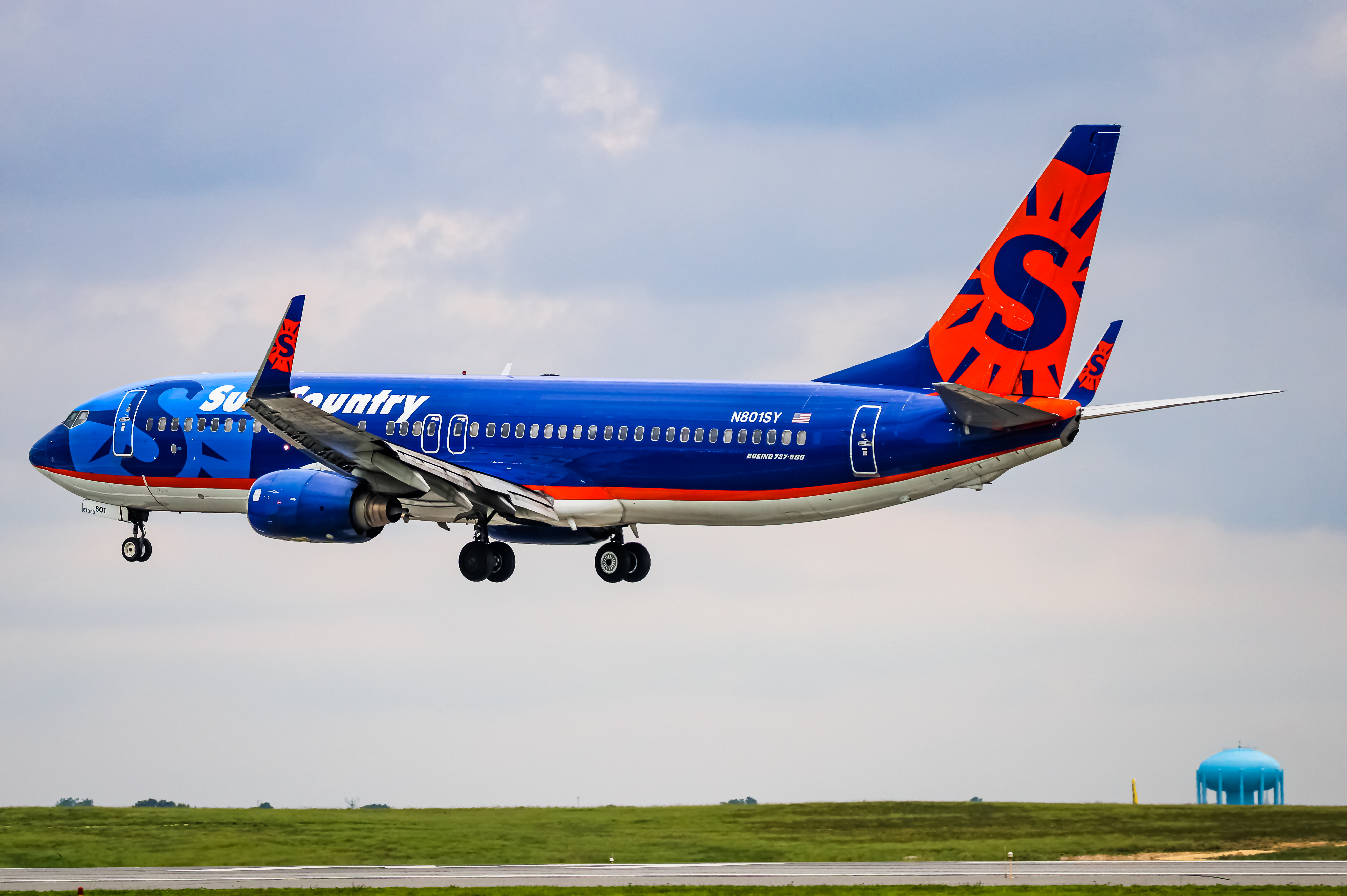 Full size: Sun Country Airlines Boeing 737-800 N801SY at Baltimore/Washington International Thurgood Marshall Airport
