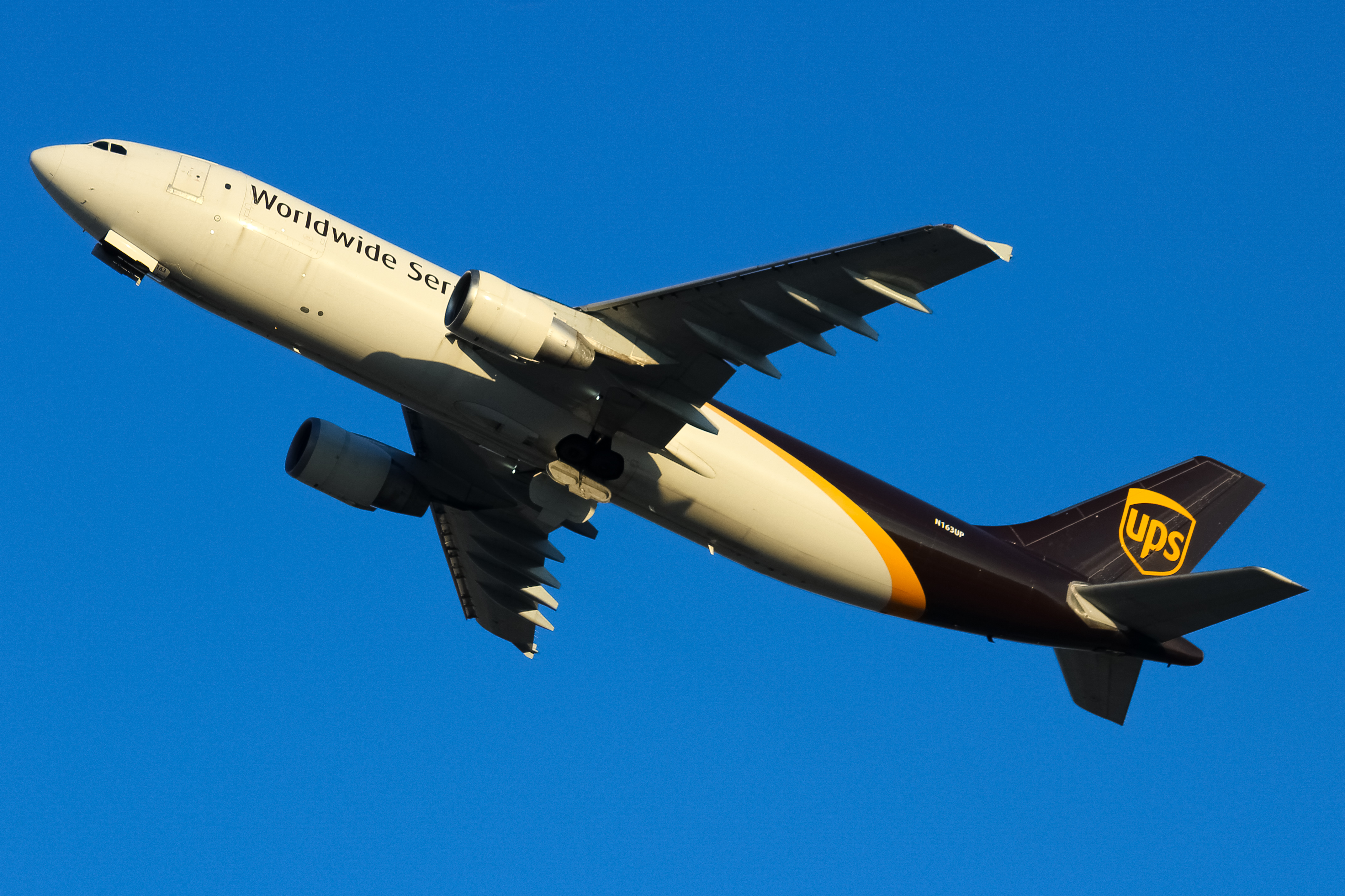 Full size: United Parcel Service Airbus A300F-600 N163UP at Louisville Muhammad Ali International Airport